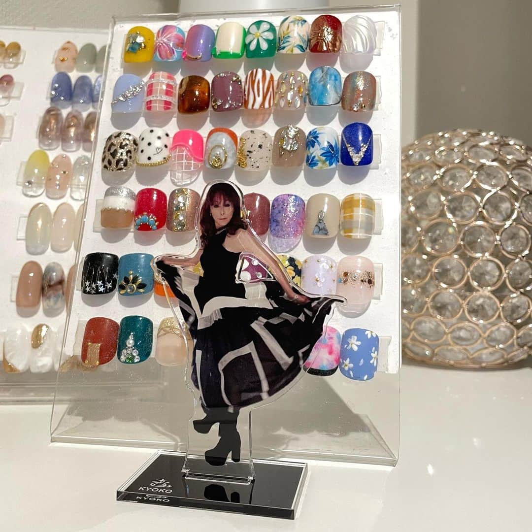 のインスタグラム：「ウッシッシ  杏子 初の #アクスタ でございます  スタッフが『今度のbillboardでは、アクリルスタンド作りましょう💕』って提案してくれたんだけど。  『えーっ！こんなん欲しい人いるのぉ？』ちたら。。。  ミンナ、自分の推しと色々なところへ行って写真撮ってるんだってねっ💓  知らんかったわぁ  やってみると意外や楽しいねっ😆  #ROCCO #nail」
