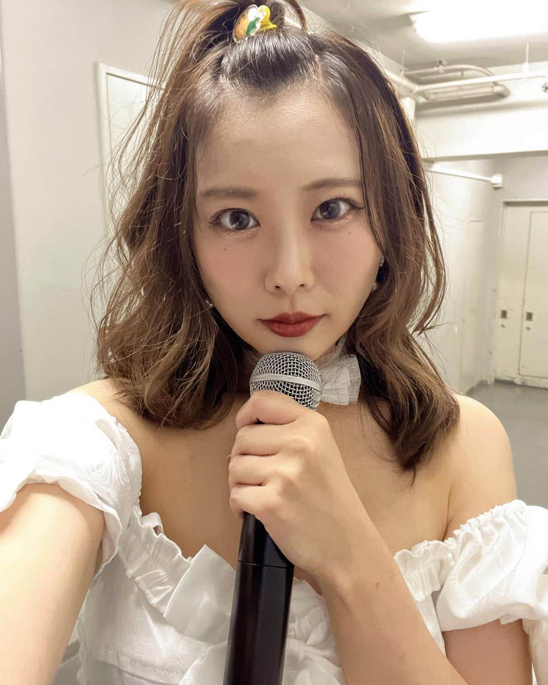 川島愛里沙のインスタグラム：「. . . 【いつも応援してくれるみんなへ】  . 昨日は突然の発表でびっくりさせてしまいごめんなさい。  そして昨日は発表のタイミングのあとすぐ生配信の番組に出演していたためわたしも暗い顔をしちゃいけないという気持ちがあり、昨日はこのことについて深く書くことをやめました。でもXに書いた気持ちが本当の気持ちです。 . . わたしはKNUoNEWのメンバーになれて、アイドルをやれて、みんなに出会えて本当に本当によかったです。ワンマンの挨拶でも話したけど、正直アイドルは辛いことの方が多かったなあと思います。それでももっと上を目指したくて上の景色を見たくてガムシャラにここまでやってきました。けれど思うようにいかないこともたくさんあり、たくさん苦戦したこともあります。でもKNUにいなければ見れなかった景色、経験できなかったことがたくさんありました。辛かった分、みんなからもらえるパワーが頑張れる源で、みんなが喜んでくれる姿、ワクワクしながら会いにきてくれる姿を見るのがうれしくて頑張ってこれました。 ワンマンで見れた景色はすごくうれしかったし、忘れません。あれは自分たちもだけどバスターのみんなの頑張りとスタッフさん達のサポートあってのみんなでつくりあげた景色で、わたしたちとみんなのおもいがつまったblazeでした。 . . この結果にいたってしまったこと 本当にごめんなさい、そして本当にありがとうございました。ここまでたくさん悩んで悩んで決断したことなのでこのわがままをゆるしてください。わたしたちがおにゅーとして引き継いだ歴史をりんちゃんやこれからのひとたちに引き継いでいきます。 . . . そしてKNUoNEWとしての最後のお願いがあります。 12月30日にラストライブが白金高輪SELENE b2であります。 この日をわたしたち最後のアイドルの日として絶対に見にきて欲しいです。 卒業するのはちゃんとラストライブをして終わりたくてちゃんとみんなに感謝の気持ちを伝えたくて、プロデューサーさんに何回もお願いしにいきました。年末のなかなか箱が取れない時期に無理やりお願いしてうごいてもらいました。ありがとうございます🙇‍♀️なのでみんなに最後ちゃんと挨拶したいのでこの日はなにがなんでも空けておいて下さい🙇‍♀️ . . アイドルを卒業することを発表したら、会いに行けなかったとか会いに行きたいというコメントもありました。あと2ヶ月ライブにも出演するので、どこかで絶対顔見せてくれたら嬉しいです。アイドルのありんぬを目に焼き付けてね🥲❤️ まだKNUoNEWのライブ行ったことないよ、という人も一度は足を運んで欲しいな。最後のわがままです。お願いします🙇‍♀️ . . . アイドルを卒業したあとは、 女優業、タレント業を続けていきます。大好きなお芝居もバラエティのお仕事も活躍できるように、またみんなに違う形で見てもらえるように頑張ります。 . . 最後にありんぬと関わってくれた皆さま本当にありがとうございます。 残り少ないアイドル人生を楽しく大切に過ごしていきます。 . . . . .」