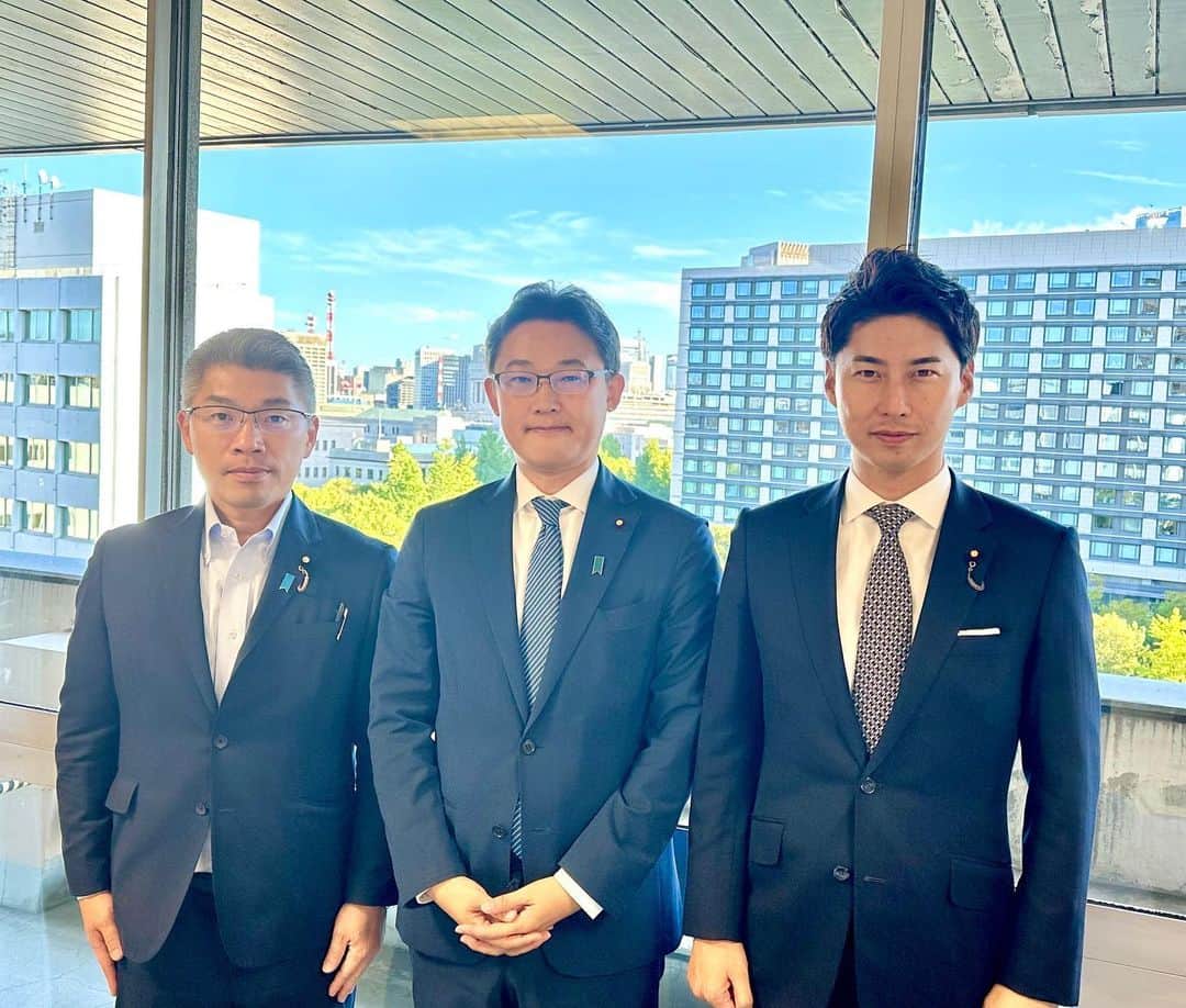 のインスタグラム：「この度、自由民主党の【青年局長代理】に就任致しました。  自民党青年局は45歳以下の党所属の国会議員・地方議員・会社員・学生などの若手で構成され、若さを力に党の先頭に立って活動している全国組織であり、2,000名を超えるメンバーで構成されています。  その先頭に立つのが第54代青年局長に就任した藤原崇衆議院議員（写真中央）であり、私の役割は局長代理として藤原局長を支える事です。参議院側の青年局長代理として藤井一博参議院議員（写真左）が就任されましたので、3人で力を合わせて多くの同志達と共に青年局活動を進めて参りたいと思います。  多くの皆様から「自民党の若手がもっと声を上げなくてはダメだ！若い世代でこの国の未来を作っていく気概を持って頑張れ！」との激励を頂きます。  まさに自民党青年局がその役割を担う組織であり、皆様のご期待に応えられるよう全国の仲間達と精進して参ります。  どうぞ宜しくお願い致します。」
