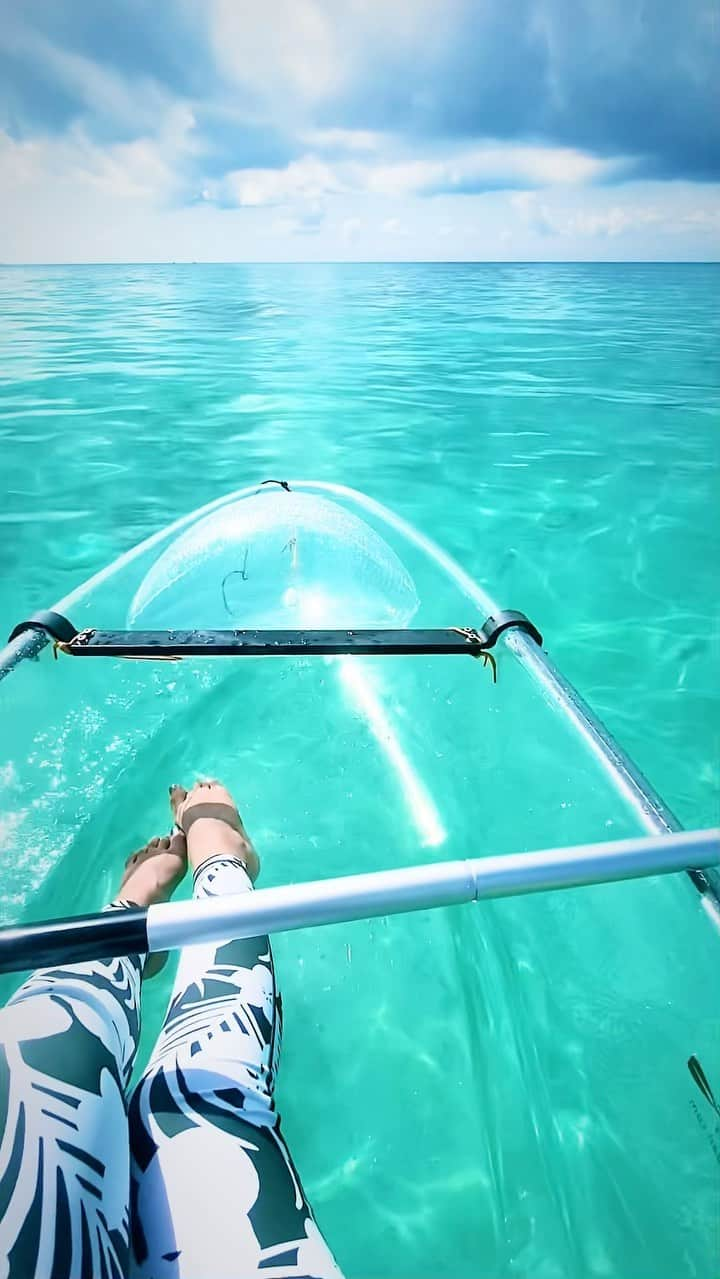 石岡麻奈美のインスタグラム：「Clear kayak in Okinawa🛶 初めてのクリアカヤック。キラキラと光る海から珊瑚礁や魚がよく見えて綺麗でした。  こちらもザ・ブセナテラスのプライベートビーチです。 クリアカヤックはレンタルできます。」