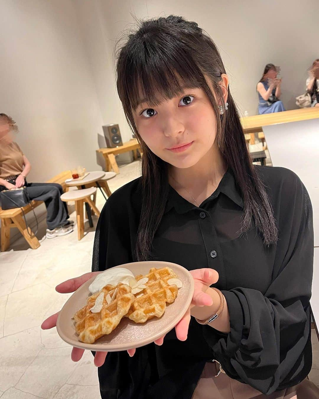 伊與田綾音のインスタグラム：「たまに息抜きに色々なカフェに行くのが楽しみで カフェ巡りにハマりそうです☕️ おすすめのお店はありますか？  #カフェ #カフェ巡り #クロッフル #流行 #映え #映えカフェ #おしゃれ  #無機質カフェ #東京 #中学3年生女子 #中学生 #09 #ljc #ljcの素敵な思い出 #jc3 #伊與田綾音」