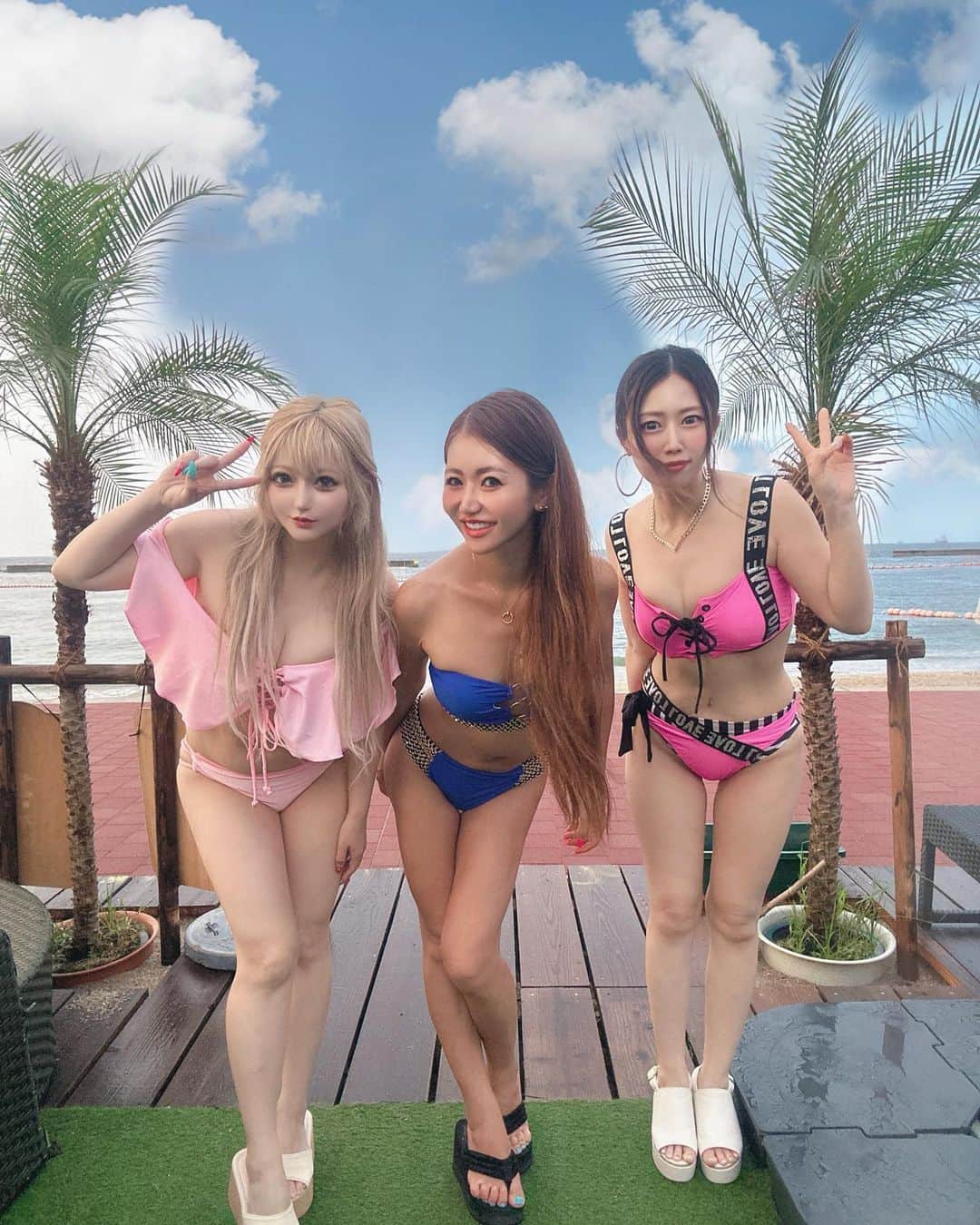 まっぴーのインスタグラム：「チーム 👩‍👧‍👧ありつっぴ❤️ この３人久々やった💕🎵  ８月初旬にいった須磨の📷 もう10月やけど夏の写真ぜんぜん整理できてないよー🥺🌀🌀  最近の投稿ほんま毎回ゆってるけど、この日も雨でしたw🤣☔️  #須磨 #雨の日の海」