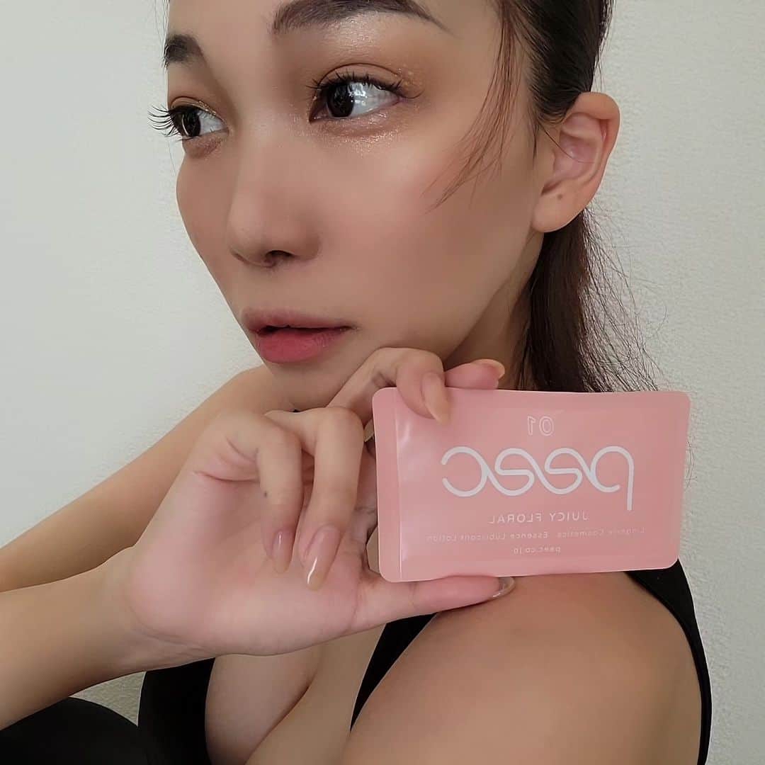 yakoのインスタグラム：「@peec.lc 💗 スタイリッシュで持ち運びにも便利なキュートなフェムケア デリケートゾーンは経皮吸収約40倍だからね、これを知ってから月のものの際に使うナプキンをオーガニックにしてみたり、吸水ショーツにしてみたり 顔からだと同じようにデリケートゾーンのケアも必須 こちらの @peec.lc はヒト脂肪細胞順化培養液、NMN、アスコルビルグルコシドといった植物由来の美容成分がたっぷりと配合されているため、お悩みに対するケアだけでなく、エイジングケアにも効果的だそう セクシャルなものはいかがわしいものという認識ではなく、更に自分の身体や心、パートナーにも向き合うものなんだよね パカッと二つ折りにするとなめらかなテクスチャーのジェルが出てきます ラブタイムにも🌹 #デリケートゾーン #デリケートゾーンケア #フェムケア #peec #pr」
