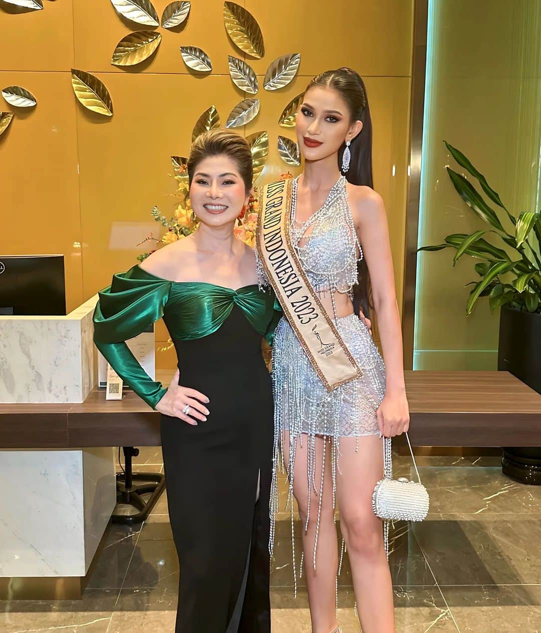 Ivan Gunawanのインスタグラム：「With my lovely Mommy @teresa.mgi . It was my second time meeting her after my coronation last June 🤩  @missgrandinternational @nawat.tv @teresa.mgi  @ivan_gunawan  @yayasanduniamegabintang  @meidypesik @dardo_djf  #MissGrandInternational2023 #MGI2023 #AliveVietnam #MissGrandIndonesia2023」
