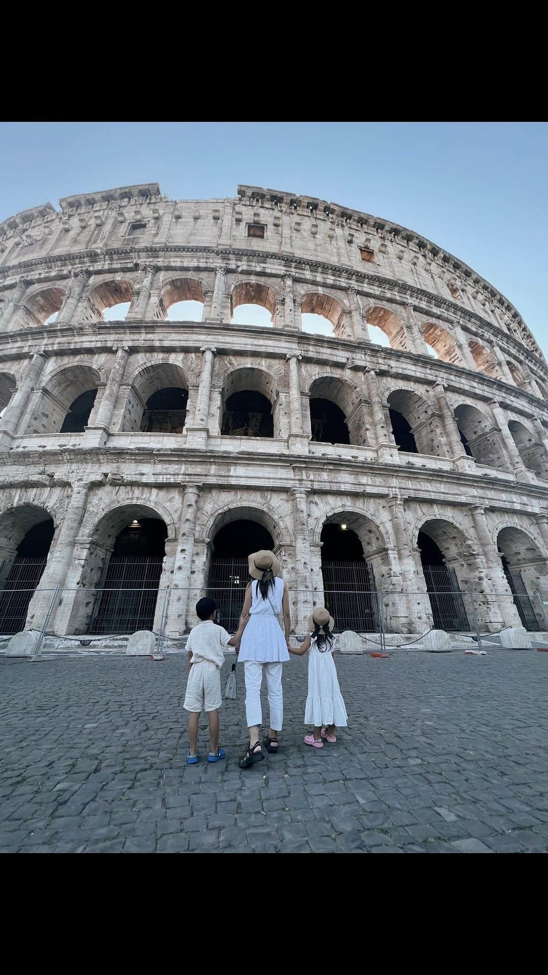 Remiのインスタグラム：「historical Rome, Italy🇮🇹 15年ぶりのローマは昔のままでタイムスリップした気分🤍 子供たちは初めてのヨーロッパでこの壮大な歴史建物の数々にただただ圧倒🥹 少し歴史に興味を持ったみたい👍🏼 ドバイの近代的な建物も素晴らしかったけど、古代ローマの建築は実物を見るに限る🏛️✨  ------------ 📍 #Rome #Italy #🇮🇹 🗓 2023.10.2-3  #ローマ #イタリア #子連れ世界一周 #世界一周 #worldroundtravel #remi_world2023 #lovetabi #lovetabimama」