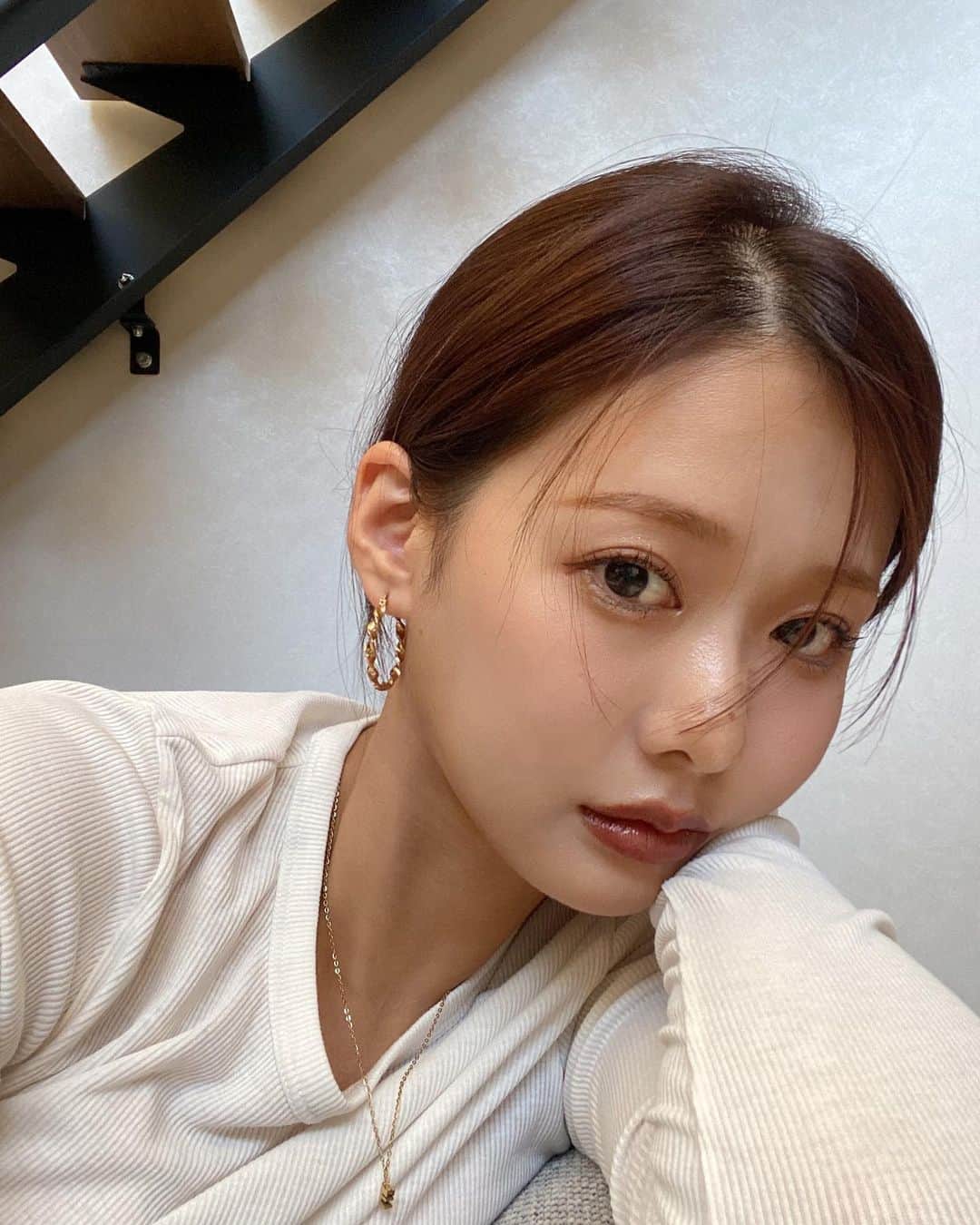 ᴱᴸᵞのインスタグラム：「⠀ 季節の変わり目とか敏感肌になりがちなんだけど、​ 敏感肌ってアシルセラミド*不足が原因でもあるみたい。​ そんな敏感肌が不足しがちなアシルセラミド*が​ ナノレベルで配合された @cresc_jp で​ 最近はお肌のケアをしています。​  ☑︎ジェリーコンディショナー (ジェリー状化粧液)​ ☑︎モイスチュア リッチミルク (クリーム状乳液)​  化粧液は見た目のみずみずしさはさることながら​ 肌にのせるとすーっと馴染んで、しっとり肌に。​ 乳液は伸びが良く、少量でも十分なしっとり感に驚き。​  今年はかなり紫外線を浴びる日が多くて​ 乾燥も気になっていたので​ 今の自分にとても合っている気がします✨​  *セラミドEOP(整肌成分）​ .​ #pr #crescbyASTALIFT #クレスク #きまぐれ敏感肌​ #敏感肌 #乾燥肌 #スキンケア​」