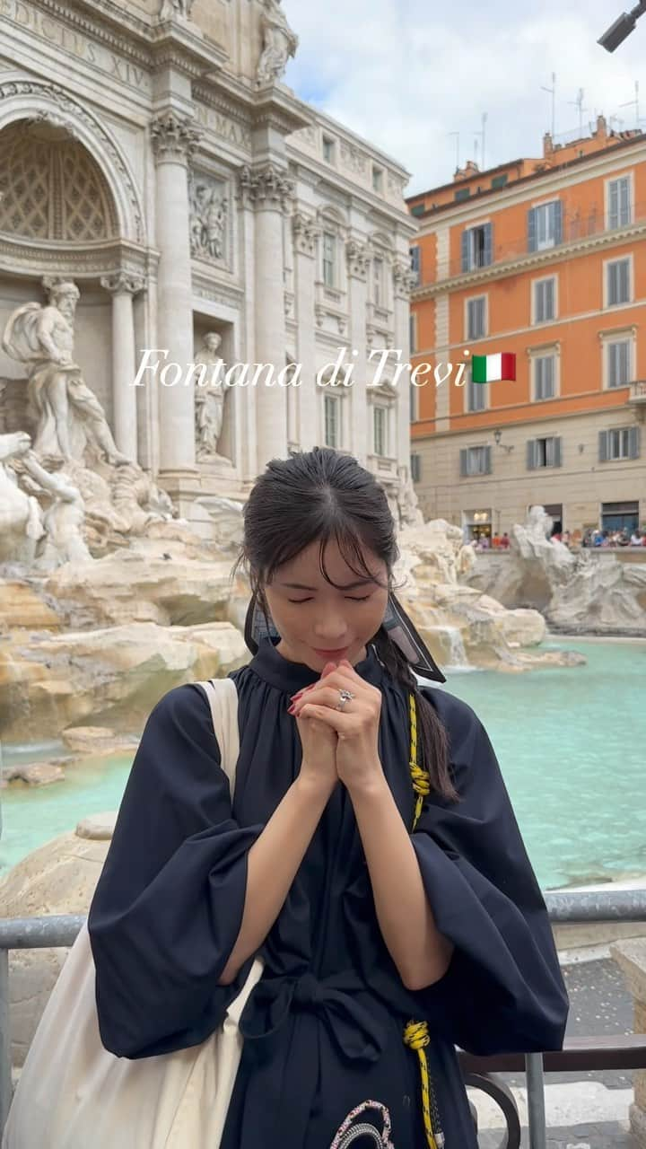 Yuika Matsuのインスタグラム：「📍イタリア旅行 in Roma🇮🇹 　 トレビの泉⛲️ 　 コイントスもして、願い事は またここに来れますように…♡ 　 　 人がとにかくめちゃくちゃ多いから スリに警戒👀 　 早朝にいくと人が少ないそうなので オススメです♪   　 　 #旅行#海外旅行#新婚旅行 #新婚旅行レポ#ハネムーン#ハネムーンレポ #rome#fontanaditrevi  #trevifountain」