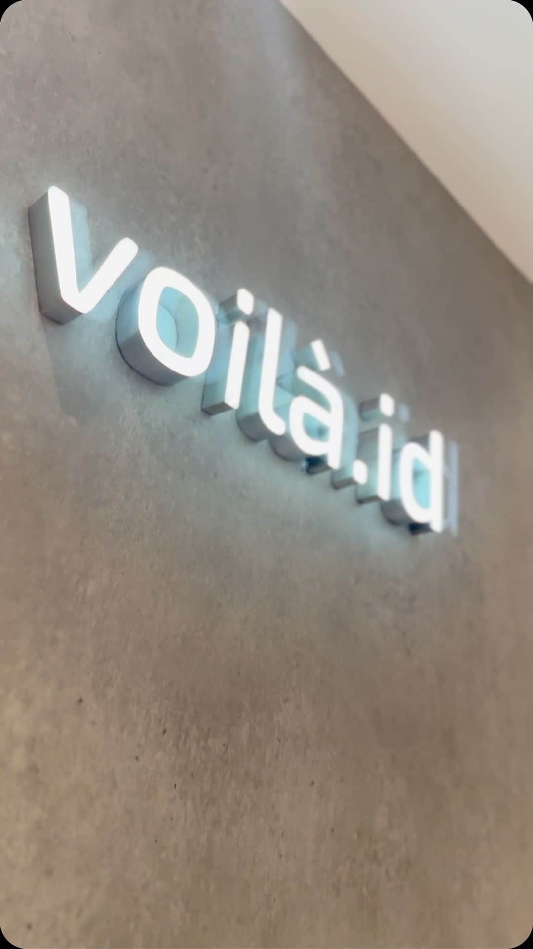 Ivan Gunawanのインスタグラム：「Congratulations @voila.id for the Grand Opening New Store at PIK Boutique 💝. Aku tunggu kalian disini yaa.. kita shopping bareng 😊」