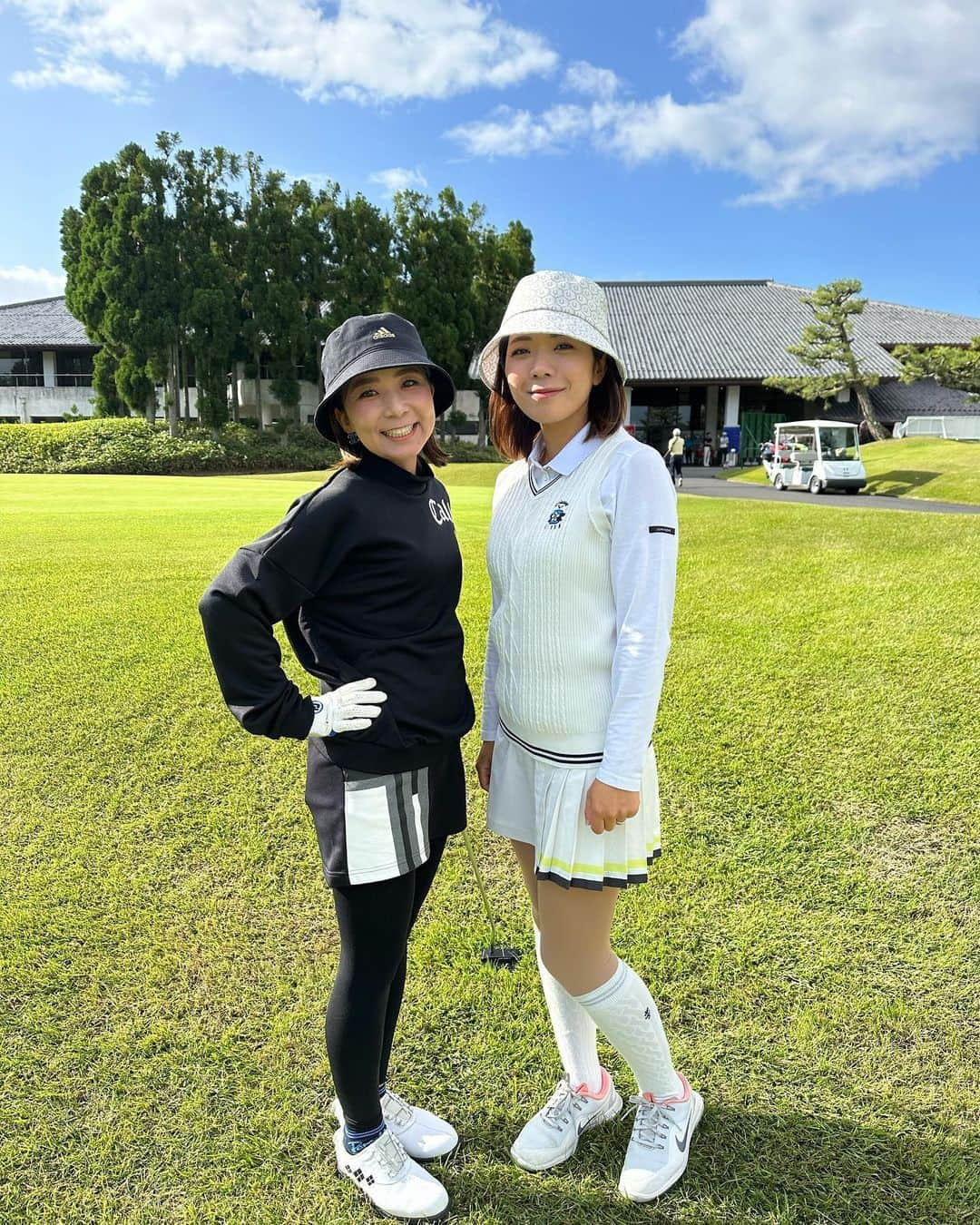 中村香織さんのインスタグラム写真 - (中村香織Instagram)「明日ペアの林綾香プロ 今日は黒白コーデでベストドレッサー賞を狙う笑  寒くて風強くて気温の差にビビってる… 明日も同じ天気かな？頑張ろ👊  #センコーグループレディゴーカップ #ゴルフ #ゴルフスイング #ゴルフ女子  #プロゴルファー #女子プロゴルファー #ゴルフ好きな人と繋がりたい #golf #golfswing #instagolf #instagolfer #프로골퍼 #골프 #高尔夫」10月6日 17時05分 - kaori_nakamura1001