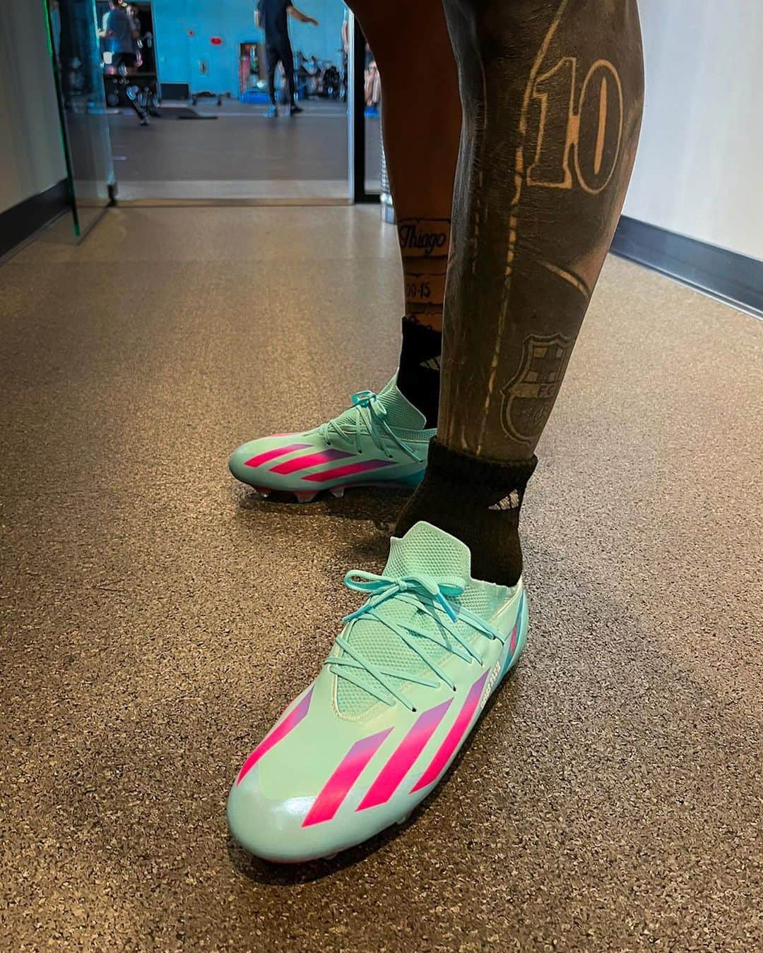 のインスタグラム：「guess who? 🩷➡️」