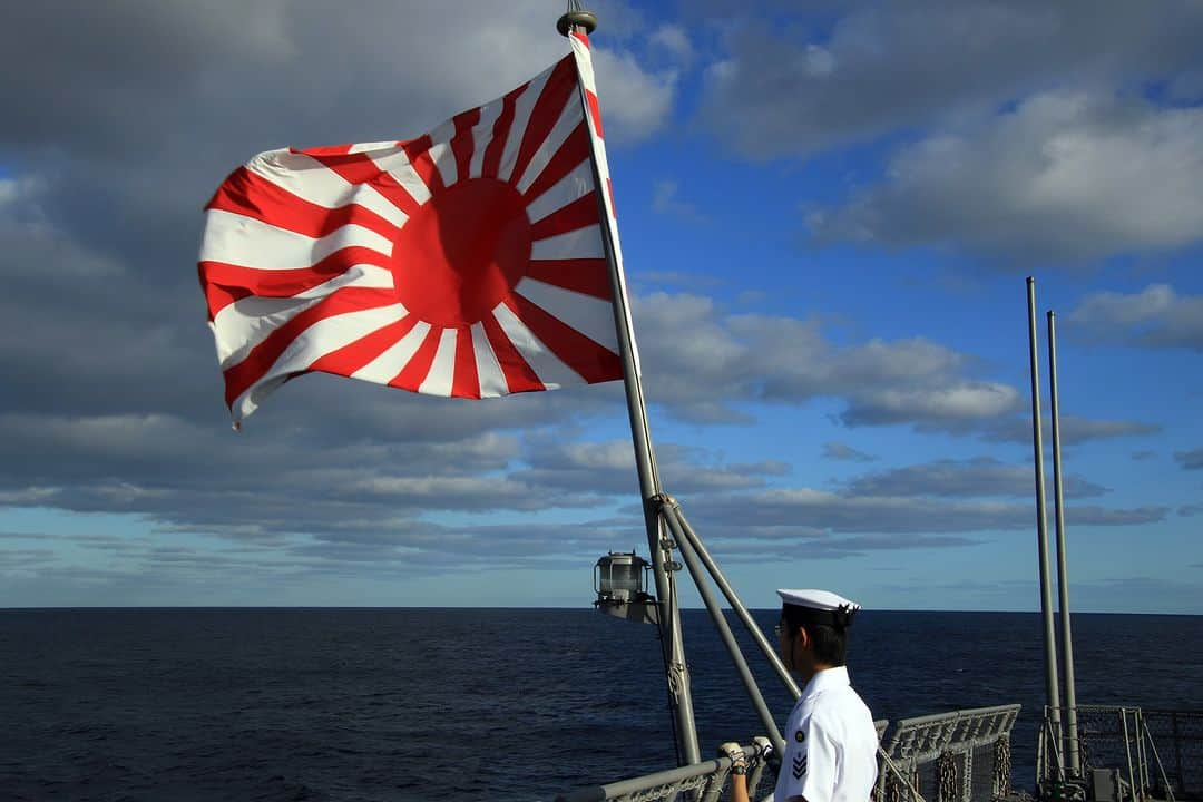 海上自衛隊さんのインスタグラム写真 - (海上自衛隊Instagram)「はためく自衛艦旗⚓ 今週もお疲れ様でした！  #ファインダー越しの世界 #自衛艦旗 #海上自衛隊 #JMSDF」10月6日 17時00分 - jmsdf_pr