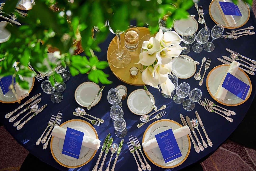 東京會舘本舘ウエディングさんのインスタグラム写真 - (東京會舘本舘ウエディングInstagram)「@tokyokaikan_wedding .——————————. * クラシックブルーを基調に 華やかな艶めきが美しいシャンパンゴールドを 差し色にしたテーブルコーディネート。  パーティ会場を品よく演出するカラーが 大人の祝宴に相応しい上質な空間を創ります。 * ——————————. #東京會舘 #tokyo #関東花嫁 #weddingdress #東京花嫁 #wedding #dress #ウェディングドレス #プレ花嫁 #卒花 #結婚式場 #日本中のプレ花嫁さんと繋がりたい #結婚式準備 #ウェディングレポ #ブライダルフェア #チャペル #結婚式 #パーティ #披露宴 #weddingparty #結婚式場探し #大正ロマン #ウェディング #式場探し #式場見学 #会場装花 #会場装飾 #テーブルコーディネート #ウェディングアイデア #装花」10月6日 17時00分 - tokyokaikan_wedding