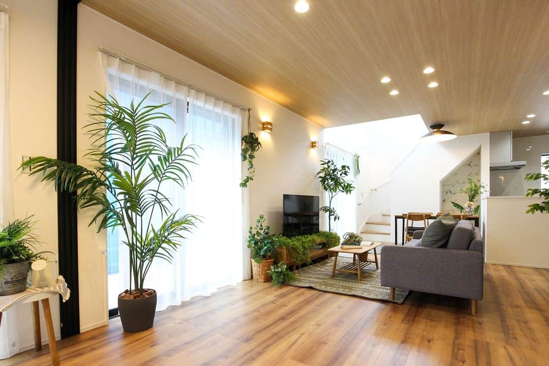 エステージ株式会社のインスタグラム：「"""🏠#マネしたくなる家づくり  𖥍 𖥍 グリーンの似合う家 𖥍 𖥍 置くだけでお部屋の中がセンスアップするグリーン𖤣𖥧 カフェ風のナチュラルテイストなお家と相性抜群です𖠿꙳  シリーズ■colho  イイネ♡保存励みになります✨ 気になることがありましたらお気軽にDM コメントまでどうぞ☺︎  \ 🅈🄾🅄🅃🅄🄱🄴やってます/ ☑ルームツアー ハイライトのリンクからぜひ！ ご視聴お待ちしております𓂃𓈒𓂂𓏸  モデルハウス来場予約・資料請求は ▶︎@estage_estage ⁡ プロフィールリンクHPよりお問い合わせください🎶 ⁡"" 🏠#マネしたくなる家づくり 千葉・茨城で家を建てるなら ＼ #エステージ ／ 毎週末モデルハウス見学会開催！🌿 ┈┈┈┈┈┈┈┈┈┈┈┈┈┈┈┈┈┈┈┈┈ モデルハウス来場予約・資料請求は ▶︎@estage_estage プロフィールリンクのHPよりお問い合わせください！ ┈┈┈┈┈┈┈┈┈┈┈┈┈┈┈┈┈┈┈┈┈ 🅈🄾🅄🅃🅄🄱🄴でルームツアー公開中  ハイライトのリンクからご視聴お待ちしてます🌿  #エステージ #estage #ESTAGE #estage_estage_sales #えすてーにゃ #マイホーム計画中の人と繋がりたい #千葉注文住宅 #千葉県 #ハウスメーカー #注文住宅 #エステージ施工事例 #注文住宅新築 #四角い家 #インテリア #インテリアコーディネート #マイホーム作り #マイホーム #ローコスト住宅 #おしゃれな家 #吹き抜け #colho」