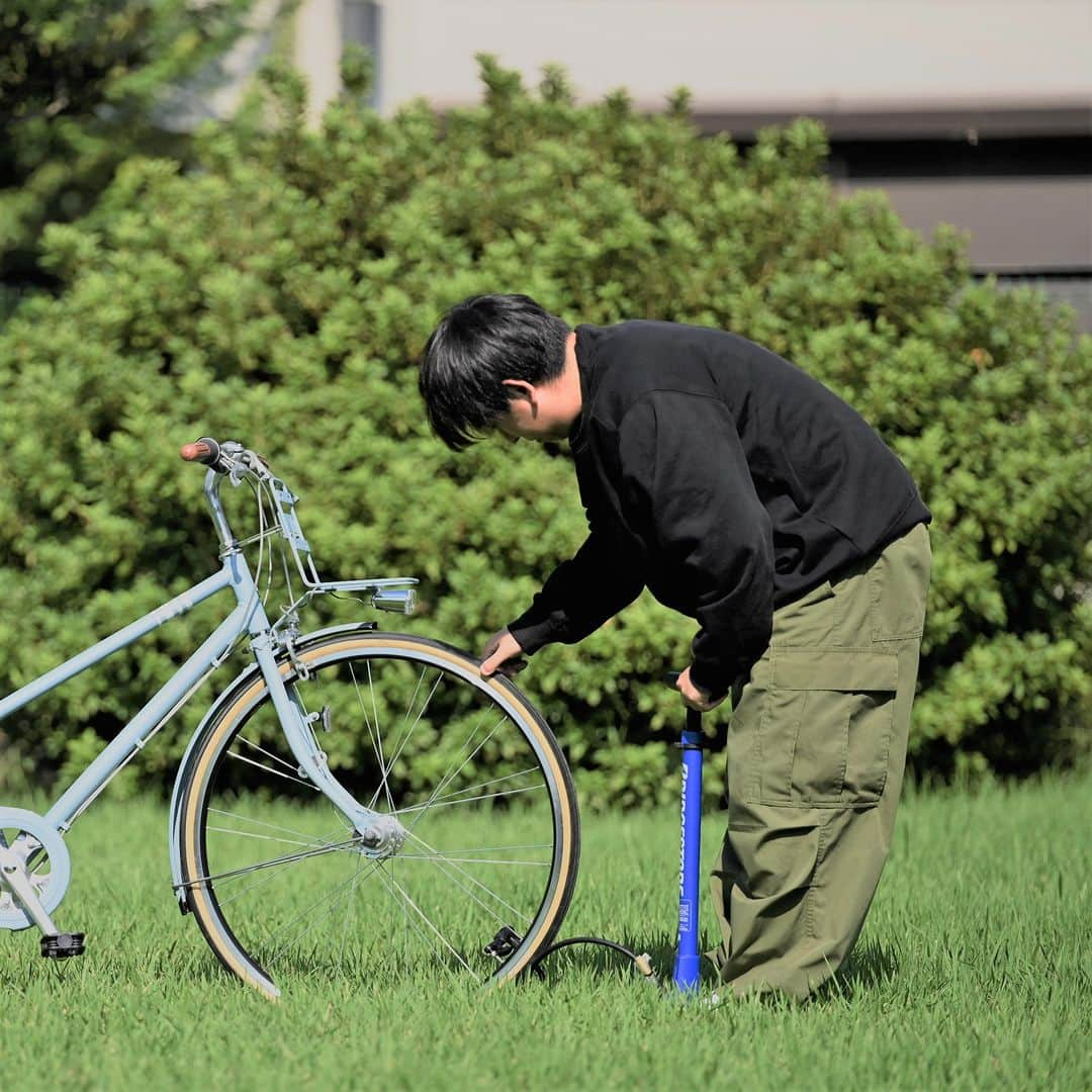 GREEN LABEL*グリーンレーベル*クロスバイクのインスタグラム：「<1ヶ月に1回、空気を！> やっと暑さも落ち着いてきて自転車に乗るにも気持ちのいい季節になってきましたね。 快調なスタートを毎朝できるように。みなさんの自転車がトラブル少なく、長持ちするように。 毎月月初めの週に空気入れのタイミングをお知らせします。 * さあ、忘れないうちに空気を入れちゃいましょう◎ * 「なぜ1か月に1回なの？」 タイヤの空気は自然に少しずつ抜けます。ずっとほったらかしにしていると、ぺちゃんこに。空気の抜けたタイヤで走っていると、①走りが重くなる、②パンクしやすくなる、③タイヤが傷みやすいなど、うれしくないことがたくさん。走りの重さで気付くこともあるのですが、気付かず走り続けてしまうことも。だから、ときどき「空気大丈夫かな？」ってチェックしてみてください。目安としては、1ヶ月に1度。空気を入れることは気持ちよく走れるだけでなく、タイヤを上手に長持ちさせるコツでもあるのです。 * 詳しくはこちら bit.ly/3DBzlCQ * #空気入れ #メンテナンス #bridgestone #bridgestonecycle #bridgestonegreenlabel #markrosa7s #マークローザ7S #ブリヂストン　#ブリヂストンサイクル #ブリヂストングリーンレーベル #自転車 #bicycle #自転車のある生活 #自転車のある暮らし #自転車大好き #自由とおしゃれとブリヂストン」