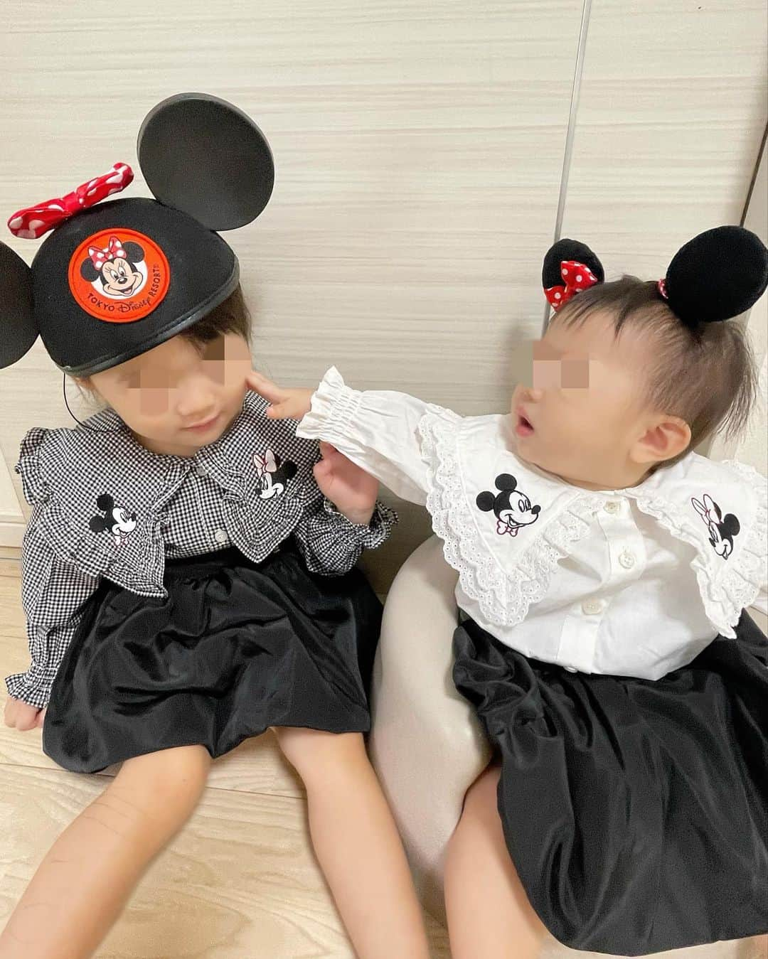 りえさんのインスタグラム写真 - (りえInstagram)「リンクコーデかわいすぎる👼🏻🩷🩵 プティマインのDisneyコラボ可愛すぎて早速ディズニーコーデ！  はやくディズニーいきたいいいいい🐭🎀  長女(2歳11ヶ月)→100cm着用 次女(9ヶ月)→80cm着用  #姉妹コーデ#双子コーデ#ディズニーコーデ#女の子ベビー#お揃いコーデ#リンクコーデ#姉妹リンクコーデ#姉妹お揃い」10月6日 17時00分 - ririri060800