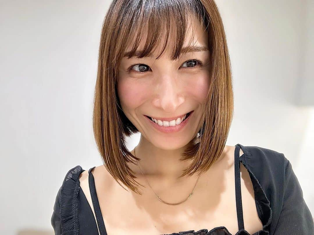 おかもとまりさんのインスタグラム写真 - (おかもとまりInstagram)「【美容】眉アートの1ヶ月後の再ケアしてきました‼︎ 眉が左右対称、これノーメイク眉🫢♡  メイクがラクになって嬉しいよ🥲  @artmake_by_yuen_ の、もえさん @artmake_moe めちゃくちゃ上手だから助かった〜🥰  @artmake_moe こちらのインスタDMから予約してみてね♡  チークは最近お気に入りの、 2aN DUALCHEEK #6 PINKPETALです！淡くふわふわしたピンク☺︎」10月6日 17時00分 - okamotomari1213