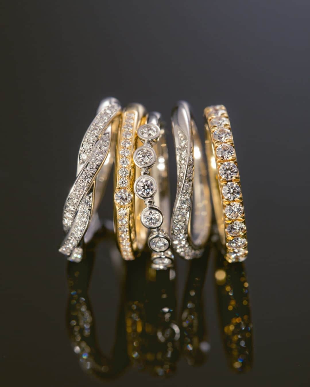 ラザール ダイヤモンド ブティック公式 | 婚約・結婚指輪のインスタグラム：「ー 人生に変わらぬ輝きを ー  結婚指輪やエタニティリングにセットされるメレダイヤモンドにも、センターダイヤモンドに準じた品質基準を設定。 存在感のある強い煌めきを放つ。  誰もを魅了してやまないプレシャスな光をあなたの指もとに。  ＜結婚指輪＞IVY ＜エタニティリング＞APPLAUSE ＜エタニティリング＞BROADWAY ＜結婚指輪＞BRIGHTON ＜エタニティリング＞ALBA  #lazarediamond #ラザールダイヤモンド #結婚指輪 #マリッジリング #エタニティリング #NEWYORK #NYC #ダイヤモンド #ダイヤモンドリング #ブライダルリング #ブライダルリング専門店」