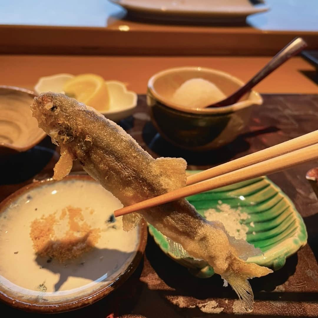 Hilton Tokyo Odaiba ヒルトン東京お台場さんのインスタグラム写真 - (Hilton Tokyo Odaiba ヒルトン東京お台場Instagram)「日本料理「さくら」内の、絶景が眺められる10席だけの天ぷらカウンター🍤 レインボーブリッジと東京湾の美しい景色を目の前に、隠れ家のようなプライベートな空間で揚げたての天ぷらをお楽しみください。  ▶︎詳細は、 @hilton_tokyo_odaiba のプロフィールリンクよりご確認いただけます。  "Sakura" Japanese restaurant features an exclusive 10-seat tempura counter with breathtaking views of Rainbow Bridge and Tokyo Bay. Enjoy fresh tempura in this intimate setting.  Please click the profile link for reservations or inquiries.  #ヒルトン東京お台場 #hiltontokyoodaiba」10月6日 17時02分 - hilton_tokyo_odaiba