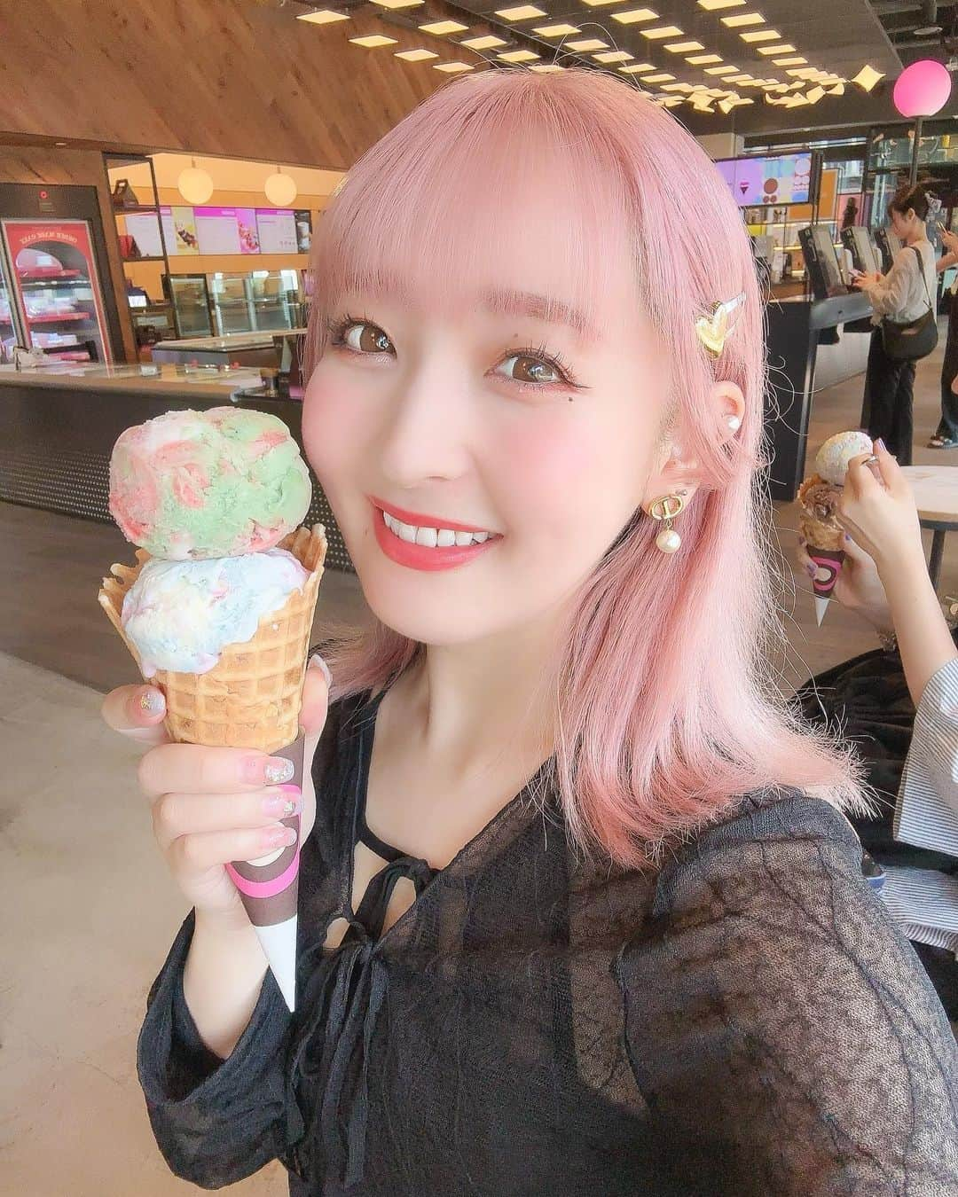 谷口夢奈さんのインスタグラム写真 - (谷口夢奈Instagram)「🍨 ⁡ ⁡ 韓国のサーティワン🍦 清潭（チョンダム）店！ アイドルのサインとかも飾ってるの〜！ アイスも種類かなりあって迷った🤭✨ ⁡ もちろん名前が韓国語だったから うーっすらわかる単語と勘で選びました！ 左が私のだよ💟 ⁡ 青りんごっぽい味とコットンキャンディぽい 味でした！サイズがでかい！ ⁡ ⁡ ⁡ #baskinrobbins #baskinrobbinsbrown #サーティワンアイスクリーム #サーティワン #コットンキャンディ #ワッフルコーン #icecream #sweets #청담 #청담카페 #카페 #셀스타그램 #얼스타그램 #데일리룩 #오오티디 #먹스타그램 #맛스타그램」10月6日 18時00分 - yuna_tani