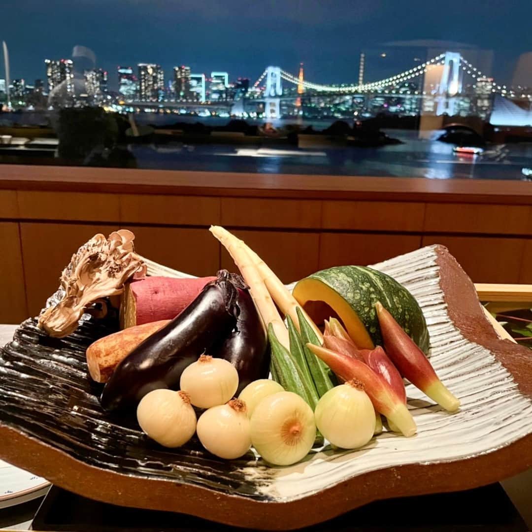 Hilton Tokyo Odaiba ヒルトン東京お台場のインスタグラム：「日本料理「さくら」内の、絶景が眺められる10席だけの天ぷらカウンター🍤 レインボーブリッジと東京湾の美しい景色を目の前に、隠れ家のようなプライベートな空間で揚げたての天ぷらをお楽しみください。  ▶︎詳細は、 @hilton_tokyo_odaiba のプロフィールリンクよりご確認いただけます。  "Sakura" Japanese restaurant features an exclusive 10-seat tempura counter with breathtaking views of Rainbow Bridge and Tokyo Bay. Enjoy fresh tempura in this intimate setting.  Please click the profile link for reservations or inquiries.  #ヒルトン東京お台場 #hiltontokyoodaiba」