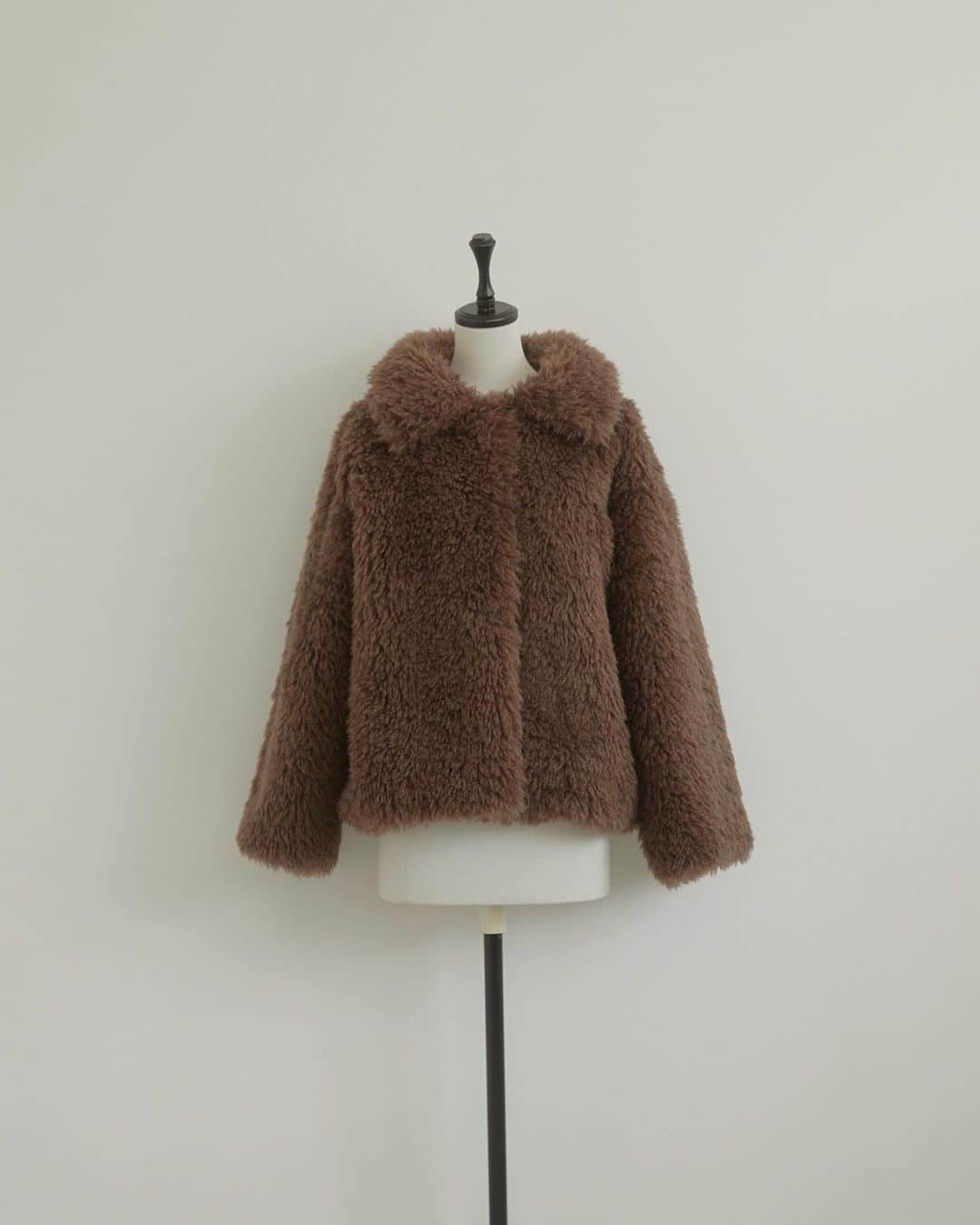 のインスタグラム：「#autumnfair 秋の新作アイテムが4日間限定10%OFF‼︎  ◼︎期間 10/6(金)17:00 - 10/9(月)23:59  ✔︎Volume collor boa ジャケット ¥22,000(tax in)→19,800(tax in) . ✔︎Volume boa ベスト ¥17,600(tax in)→¥15,840(tax in) . . 詳しくはWEB STORE(@acym_official )のTOP URLよりご覧ください。  #ACYM #ootd #outfit #coordinate #秋服 #冬服」