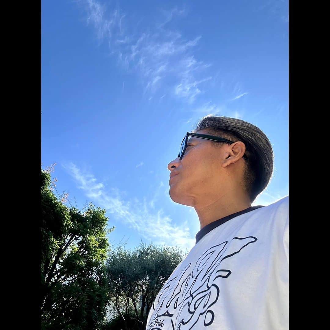 木村拓哉のインスタグラム：「⁡ ⁡ ⁡ 「10月6日。 なのにT-shirtで十分な気温と突き抜けるような青空ですね。」 ⁡ PEACE‼︎ ⁡ STAYSAFE! ⁡ 拓哉 #木村拓哉#TakuyaKimura」