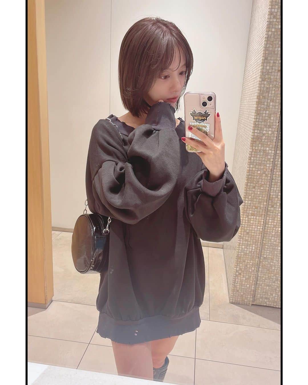 池田ショコラのインスタグラム：「今回も @kuri0804 にヘアメンテナンスお願いしました🦁✨✨  顔周りに少し短い毛を作ってもらって、全体は長さは変えずに少し軽くしてもらいました！前髪は伸ばす方向でノータッチ😚  カラーは秋っぽく落ち着いた感じに〜!グレーを入れてもらったよ♡  どうだい？？🤓🤓」