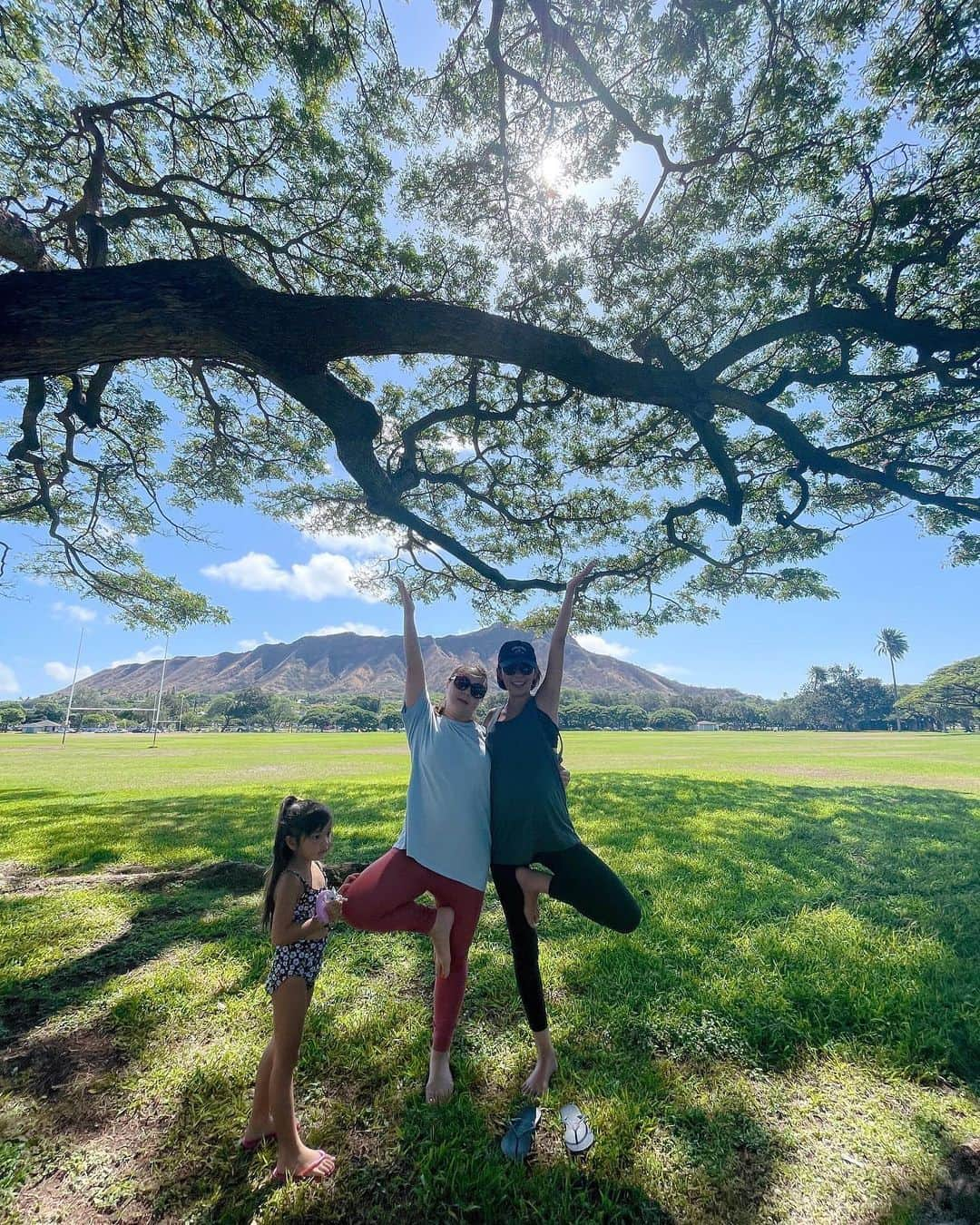 鮎河ナオミのインスタグラム：「@mami_furutani 's Kapiolani Park Yoga class🌿  愛溢れる  @mami_furutani さんのカピオラニパークでのヨガ教室✨ ダイアモンドヘッドがドーンと見えるロケーションでのヨガは最高に気持ち良かった〜！  足の浮腫みを流すポーズや、足裏ほぐしをしたら、身体がどんどんほぐれていって、とっても軽くなりました。  ハワイの病院は寒いからレッグウォーマーが必要だよと、可愛いピンクのレッグウォーマー @slippahsocks と（写真4枚目）  鼻詰まりに効く @doterra の妊婦さんにもオッケーなアロマオイル（写真5枚目）をブレンドしてくれて、マミ先生がプレゼントしてくれました🥹🩷  マミ先生の優しさに感謝🥹🙏  #thankyou #39weeks #pregnancy #maternityyoga #マタニティ #マタニティヨガ #hawaii」