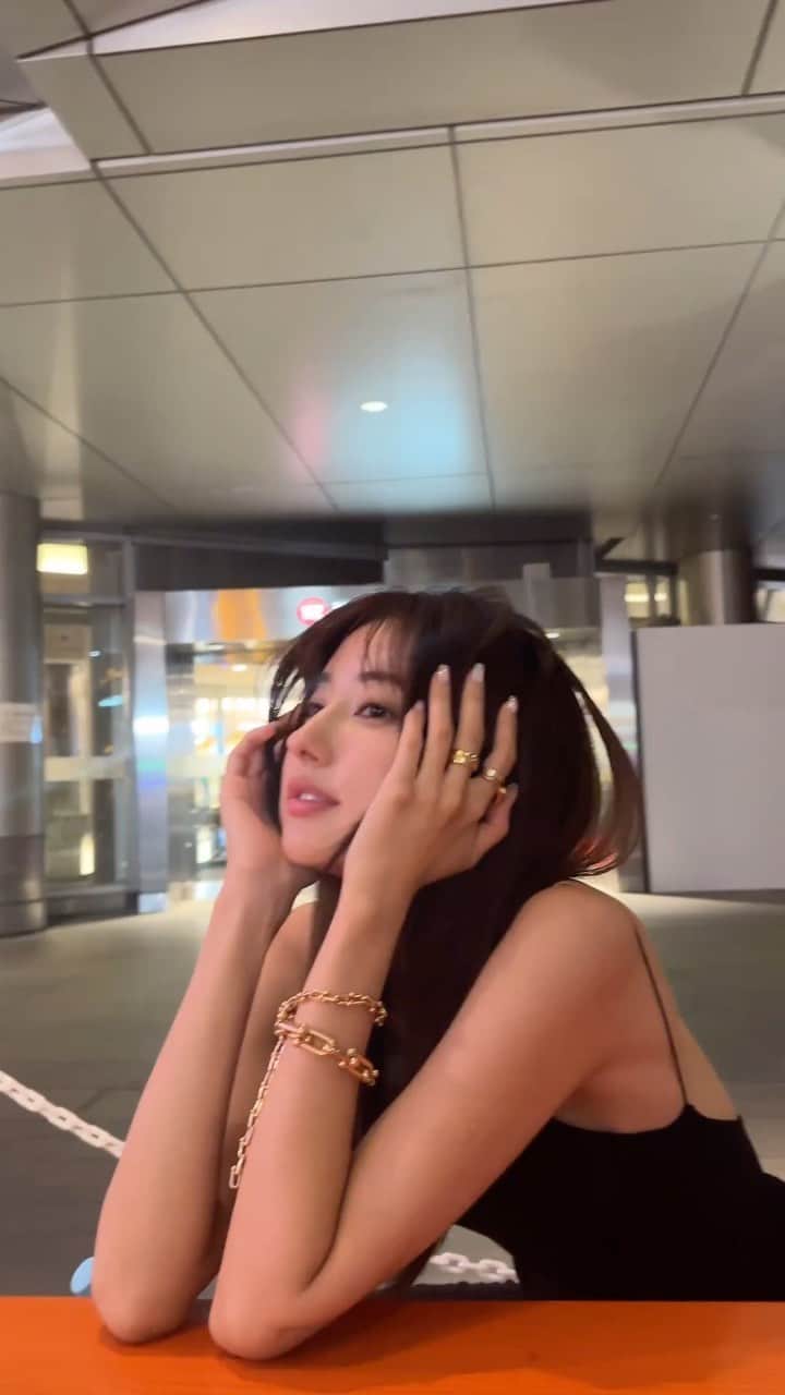 愛甲千笑美のインスタグラム：「夏ばいばい  👚 @_estella.k_  👜　@polene_paris」