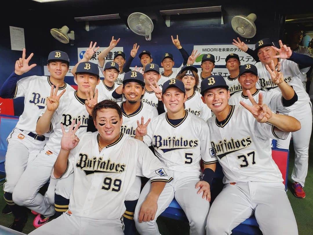 山本由伸のインスタグラム：「3連覇！！ 最高のチームメイトに感謝！！ CS、日本シリーズ勝ち進めるように頑張ります！ #オリックスバファローズ　#CS #postseason」