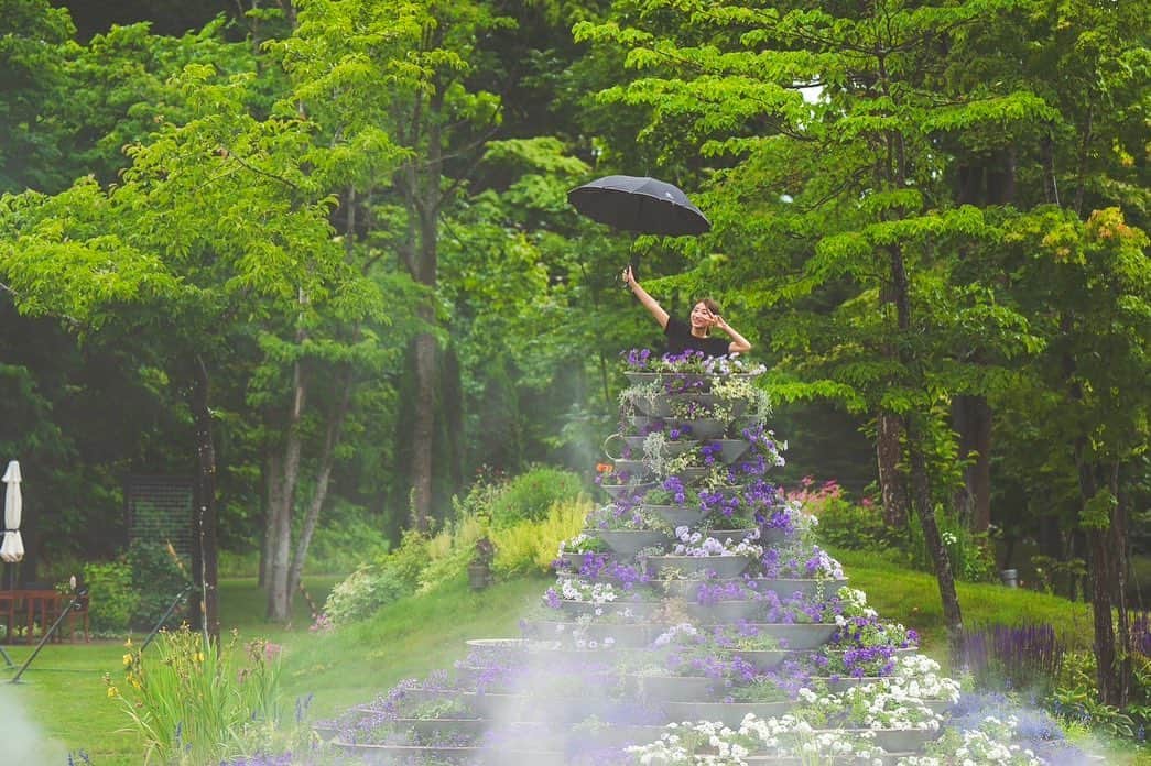 伊藤沙菜さんのインスタグラム写真 - (伊藤沙菜Instagram)「・ あっちゅーまに終わってしまう北海道の夏が今年はいつもより長くて嬉しかった🌞✨ ㅤㅤㅤㅤㅤㅤㅤㅤㅤㅤㅤㅤㅤ 暑さも本気出しちゃったもんだから、雨にあたるのが気持ちよくてw、雨のことが好きになれた年でもあった🥹 ㅤㅤㅤㅤㅤㅤㅤㅤㅤㅤㅤㅤㅤ 少しばかり雨への気持ちが変わったのもそうだけど、旅に出た時のお天気にがっかりすることもなくむしろ雨が加わる時間や景色が美しく感じられました🥹  太陽が似合うエプイ ボタニカルガーデンは、雨にも好かれていてしっとりした表情もマッチし、雨の音と共に雲の隙間から輝くキラキラした光を感じながら一段と楽しみました🥹  自然とゆだねられる旅になったのはエプイのおかげ✨ #雨の日の鶴雅  【函館大沼 鶴雅リゾート エプイ】 📍Onuma-cho , Hokkaido @epuy_onuma  Ryokan×Wellness発信中 @tsuruga_wellness  鶴雅グループ -Ryokan × Wellness-🏔Produced by EASY PEASY inc. @easypeasy_inc   #ryokan_wellness #tsuruga_wellness #hokkaido #雨の日のウェルネス #函館大沼鶴雅リゾートエプイ #北海道旅行 #函館旅行 #函館観光 #大沼公園 #秋到来 #贅沢な旅行」10月6日 21時30分 - 37room_official