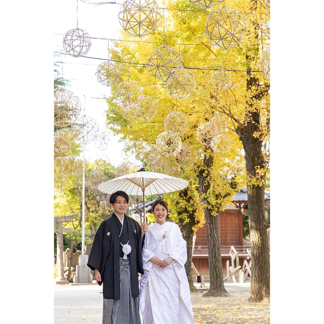 スタジオアクア浅草店のインスタグラム：「秋🍂牛嶋神社  紅葉シーズンが近づいてきました！ こちらは昨年11月中旬頃に撮影したお写真です。 イチョウがとても綺麗でした✨ - - - - - - - - - - - - - - - - - - - - - - - Photographer 📷 村上 舞 @zabu.deco.ph Hair and make up 💄 金森 春香 @haruka.deco.hm  - - - - - - - - - - - - - - - - - - - - - - - スタジオアクア浅草店アカウント 👉 @studioaqua_asakusa デコルテフォトグループ公式アカウント 👉 @decollte_weddingphoto - - - - - - - - - - - - - - - - - - - - - - - #デコルテフォト #撮る結婚式 #和装ロケーション #和装 #和装前撮り #白無垢 #紋付袴 #ロケーションフォト #d_weddingphoto #studioaqua #スタジオアクア #スタジオアクア浅草店 #ウェディングフォト #フォトウェディング #ブライダルフォト #ブライダルヘア #前撮り #後撮り #結婚写真 #ウェディング #プレ花嫁 #関東花嫁 #wedding #bridal #weddingphotography #weddingphotographer - - - - - - - - - - - - - - - - - - - - - - - フォトグラファー、ヘアメイク、フォトプランナー募集中！ @decollte_recruit」