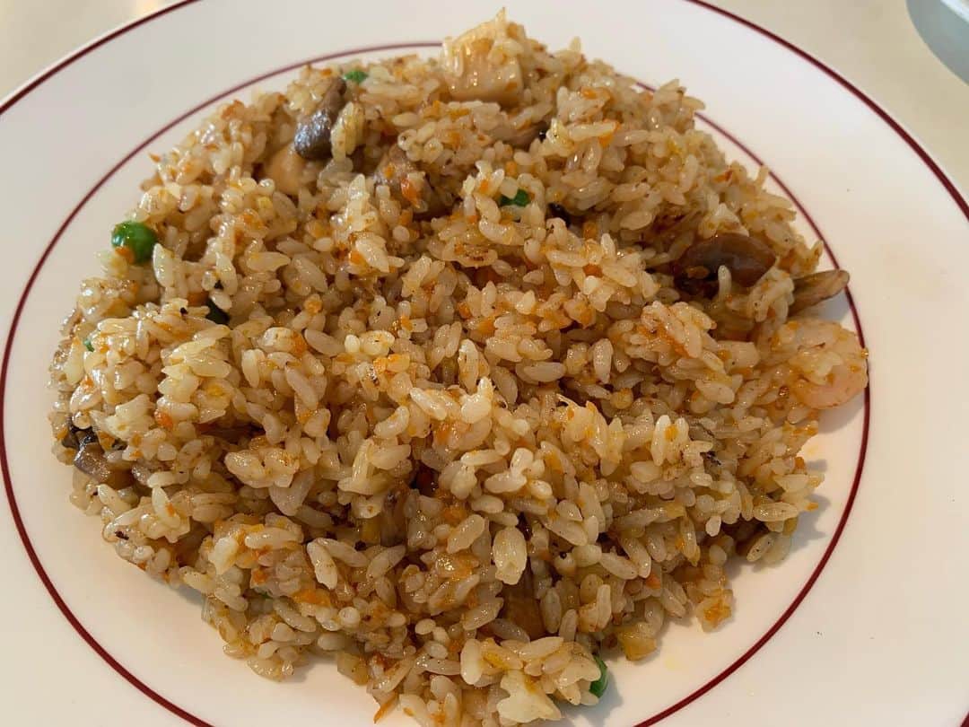 昴生のインスタグラム：「昼飯！！ #家族とランチ！ #バワリーキッチン さん！ #行きつけカフェ！ #海老とホタテのピラフ！ #うまいー！ #バターを纏わせたお米が口に入れた瞬間バターを解放！ #ピラフとチャーハンの違い！ #チャーハンは #ご飯と具材を炒めたもの！ #ピラフは #生米と具材を炒めてそこからスープで炊く！ #こう聞いたら全然ちゃう！ #ほなチャーハンと焼飯は？ #チャーハンは #玉子を最初に入れる！ #焼飯は #玉子を最後に入れる！ #うちはちょうど間！ #具材炒めて玉子入れて米！ #なのでうちは #チャー飯と書いて #チャーメシ！」