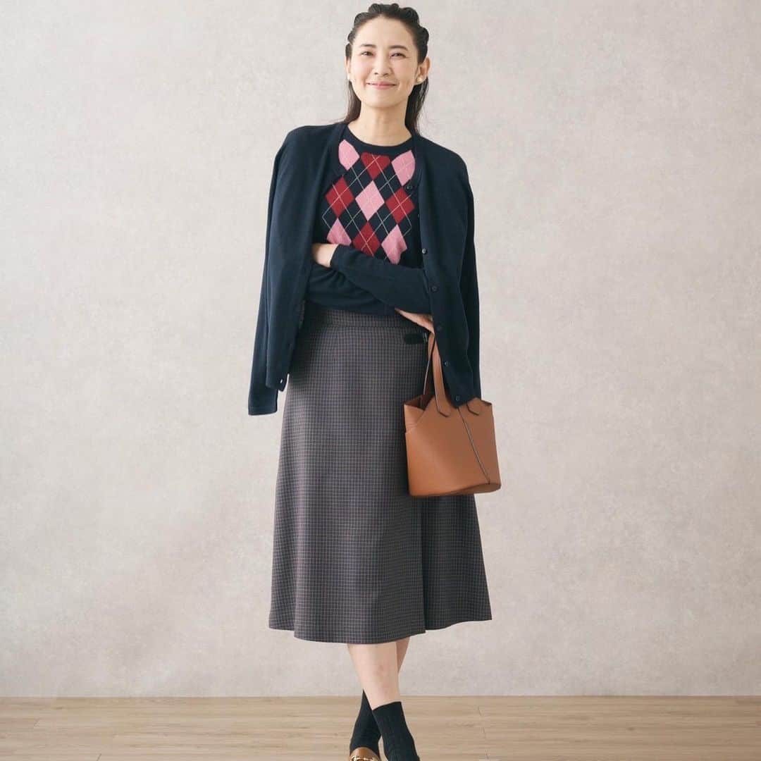 浜島直子さんのインスタグラム写真 - (浜島直子Instagram)「昔からニットが大好きです🧶  暑さが和らいでだんだん寒くなってくる時、 少しのセンチメンタルな気分と、 「ニットが着られる！」という高揚感がいつもせめぎあっている気がします✨  “ワクワク”ってことだなぁ（笑）  今回撮影に参加させていただいた「KEITH」のニットもとても素敵で、現場でもワクワクしっぱなしでした😍 おばあちゃんに編んでもらったような温もりを感じるものから、お出かけシーンで着られるような綺麗めのものも。 10月6日(金)から掲載のKEITH公式オンラインストア特集ページでは、素敵なKEITH秋物ニットのラインナップが揃っています🧶  ぜひお気に入りの“ワクワク”の種を見つけてみてくださいね🧶 ・ KEITH公式オンラインストア @look_e.shop KEITH公式Instagram　@keith.jp  KEITH公式ブランドサイト　keithweb.jp ・ #KEITH #ニット #本当にどれも素敵でした🥺 #久しぶりに編み物したくなったわぁ🧶」10月6日 17時15分 - hamaji_0912