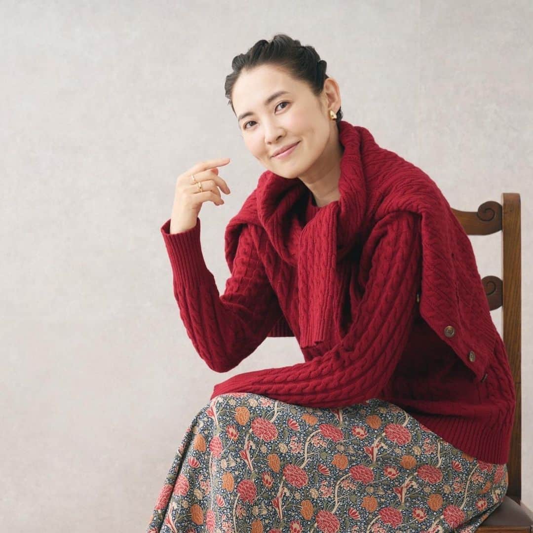 浜島直子さんのインスタグラム写真 - (浜島直子Instagram)「昔からニットが大好きです🧶  暑さが和らいでだんだん寒くなってくる時、 少しのセンチメンタルな気分と、 「ニットが着られる！」という高揚感がいつもせめぎあっている気がします✨  “ワクワク”ってことだなぁ（笑）  今回撮影に参加させていただいた「KEITH」のニットもとても素敵で、現場でもワクワクしっぱなしでした😍 おばあちゃんに編んでもらったような温もりを感じるものから、お出かけシーンで着られるような綺麗めのものも。 10月6日(金)から掲載のKEITH公式オンラインストア特集ページでは、素敵なKEITH秋物ニットのラインナップが揃っています🧶  ぜひお気に入りの“ワクワク”の種を見つけてみてくださいね🧶 ・ KEITH公式オンラインストア @look_e.shop KEITH公式Instagram　@keith.jp  KEITH公式ブランドサイト　keithweb.jp ・ #KEITH #ニット #本当にどれも素敵でした🥺 #久しぶりに編み物したくなったわぁ🧶」10月6日 17時15分 - hamaji_0912