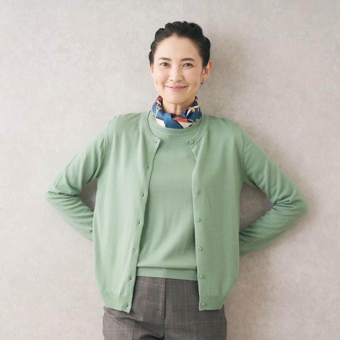 浜島直子さんのインスタグラム写真 - (浜島直子Instagram)「昔からニットが大好きです🧶  暑さが和らいでだんだん寒くなってくる時、 少しのセンチメンタルな気分と、 「ニットが着られる！」という高揚感がいつもせめぎあっている気がします✨  “ワクワク”ってことだなぁ（笑）  今回撮影に参加させていただいた「KEITH」のニットもとても素敵で、現場でもワクワクしっぱなしでした😍 おばあちゃんに編んでもらったような温もりを感じるものから、お出かけシーンで着られるような綺麗めのものも。 10月6日(金)から掲載のKEITH公式オンラインストア特集ページでは、素敵なKEITH秋物ニットのラインナップが揃っています🧶  ぜひお気に入りの“ワクワク”の種を見つけてみてくださいね🧶 ・ KEITH公式オンラインストア @look_e.shop KEITH公式Instagram　@keith.jp  KEITH公式ブランドサイト　keithweb.jp ・ #KEITH #ニット #本当にどれも素敵でした🥺 #久しぶりに編み物したくなったわぁ🧶」10月6日 17時15分 - hamaji_0912