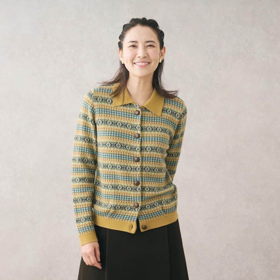浜島直子さんのインスタグラム写真 - (浜島直子Instagram)「昔からニットが大好きです🧶  暑さが和らいでだんだん寒くなってくる時、 少しのセンチメンタルな気分と、 「ニットが着られる！」という高揚感がいつもせめぎあっている気がします✨  “ワクワク”ってことだなぁ（笑）  今回撮影に参加させていただいた「KEITH」のニットもとても素敵で、現場でもワクワクしっぱなしでした😍 おばあちゃんに編んでもらったような温もりを感じるものから、お出かけシーンで着られるような綺麗めのものも。 10月6日(金)から掲載のKEITH公式オンラインストア特集ページでは、素敵なKEITH秋物ニットのラインナップが揃っています🧶  ぜひお気に入りの“ワクワク”の種を見つけてみてくださいね🧶 ・ KEITH公式オンラインストア @look_e.shop KEITH公式Instagram　@keith.jp  KEITH公式ブランドサイト　keithweb.jp ・ #KEITH #ニット #本当にどれも素敵でした🥺 #久しぶりに編み物したくなったわぁ🧶」10月6日 17時15分 - hamaji_0912