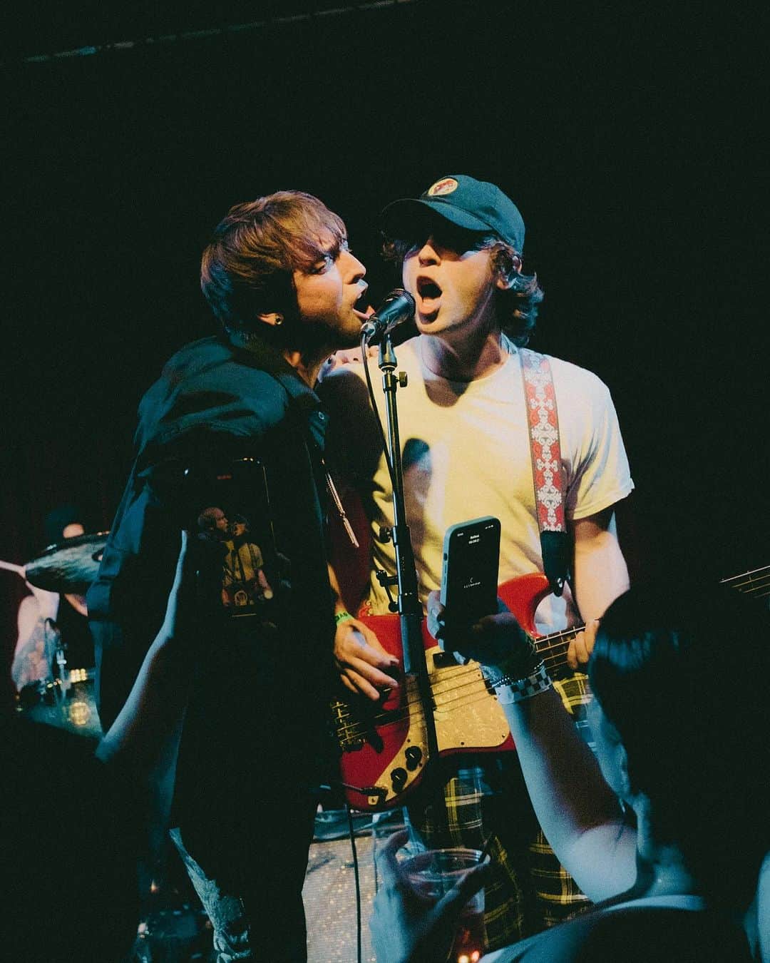 のインスタグラム：「i love seeing my friends and playing music!」