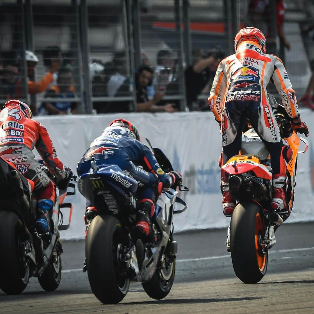 MotoGPさんのインスタグラム写真 - (MotoGPInstagram)「Five years ago today, the first-ever #ThaiGP 🇹🇭 and what a way it was to be introduced to the Chang International Circuit! 🙌 A last-corner stunner from @marcmarquez93 in what was his only last lap triumph over @andreadovizioso! ⚔️  #MotoGP #MarcMarquez #MM93 #AndreaDovizioso #AD04」10月7日 16時00分 - motogp