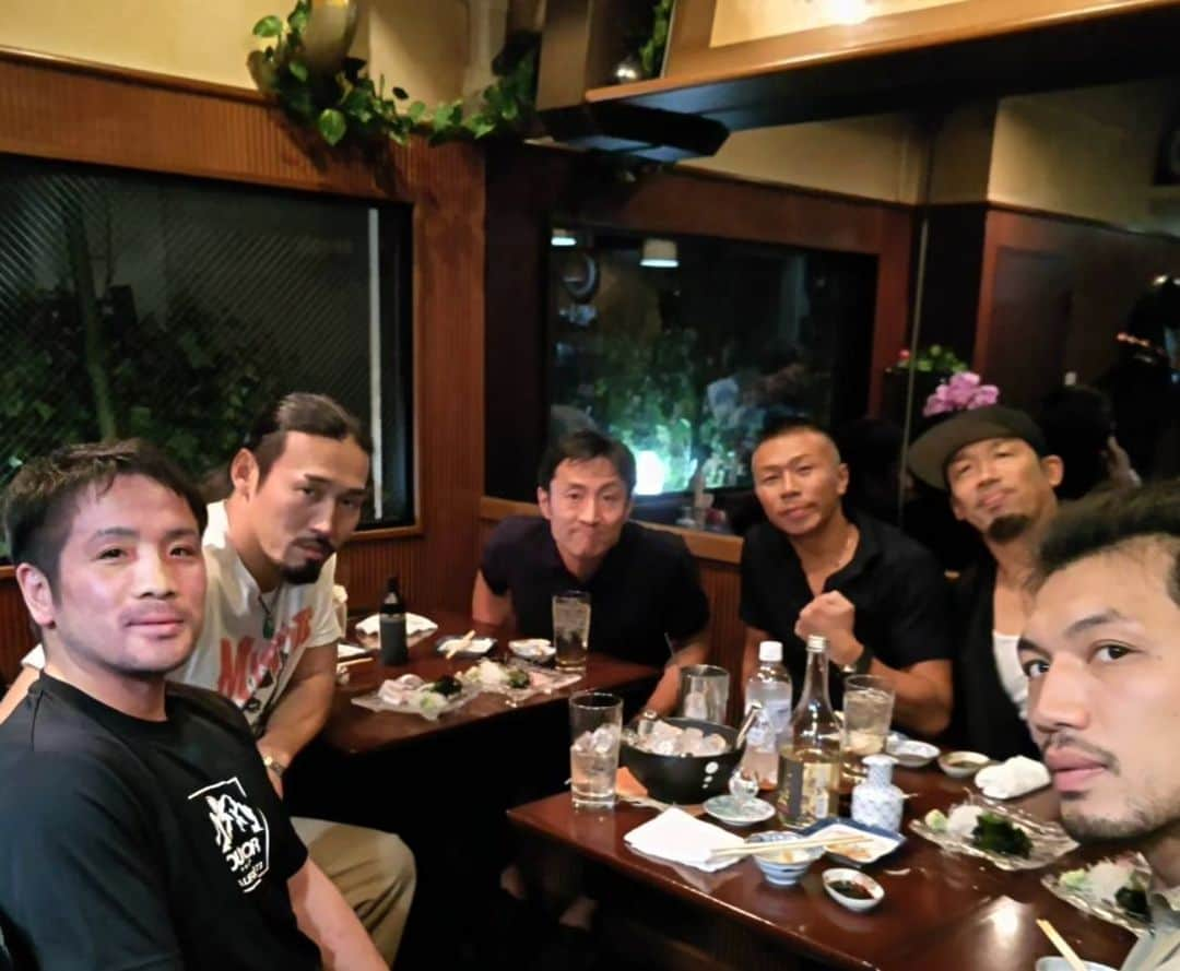 武蔵さんのインスタグラム写真 - (武蔵Instagram)「みんなでご飯に行ったら  ケーキ出してくれた。  俺、今月誕生日やった。  みんなありがとう！  #武蔵 #感謝  #ありがとう」10月6日 17時18分 - musashi_k1karate