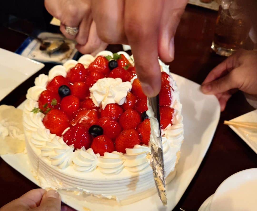 武蔵さんのインスタグラム写真 - (武蔵Instagram)「みんなでご飯に行ったら  ケーキ出してくれた。  俺、今月誕生日やった。  みんなありがとう！  #武蔵 #感謝  #ありがとう」10月6日 17時18分 - musashi_k1karate