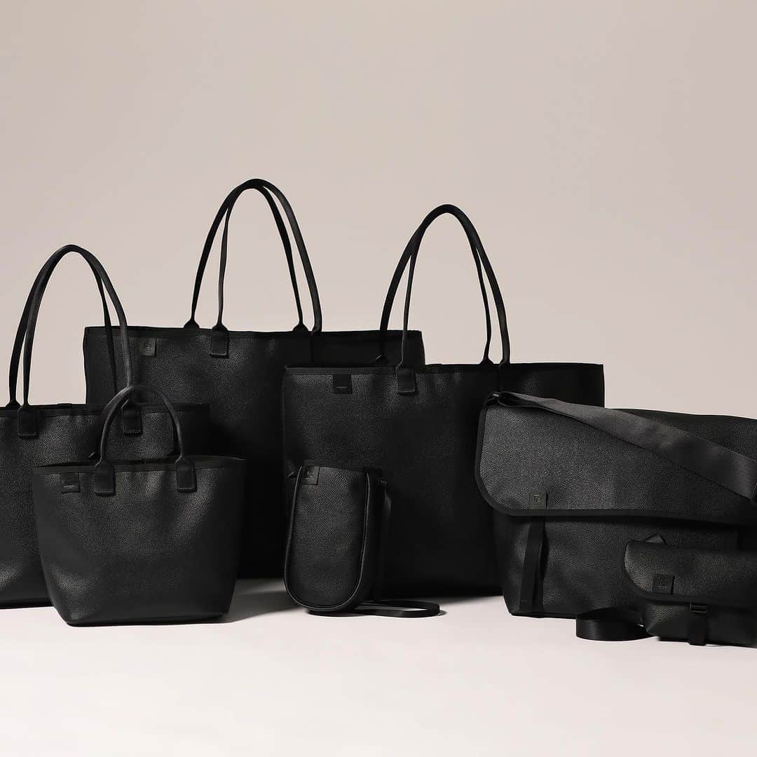 ヘッド・ポーターのインスタグラム：「RAMIDUS 2023A/W COLLECTION  “FUZZ"  Available in RAMIDUS STORE & ONLINE October 7th.  堅牢性が良くタイムレスに使えるバッグをシリーズコンセプトに、シンプルなデザインを追求する上で理想的なアウトポケットが無いスタイルをキープしたアイテムをラインナップした FUZZ（ファズ）シリーズが登場します。本体生地に高級感のあるシボ調のエンボス加工を施したPVC生地を使用。裏地には軽量で織り目の細かいリップストップナイロンを使用し表地とのコントラストが魅せる表情のある質感を与えました。オールブラックで構築されたラインナップの中でも、トーンの異なるパーツや艶のあるシリコン製のロゴネームを選定する事により RAMIDUS らしいアイデンティティを表現。上品で落ち着いた佇まいと、充実した内装収納を携えたコレクションをお楽しみください。  こちらのコレクションは、2023年10月7日(土)より RAMIDUS TOKYO STORE、RAMIDUS ONLINE で発売いたします。 また、同日より全国の RAMIDUS 取り扱い店舗でも発売を予定しております。  #fuzz  #ramidus  #ramidustokyo  #ラミダス」