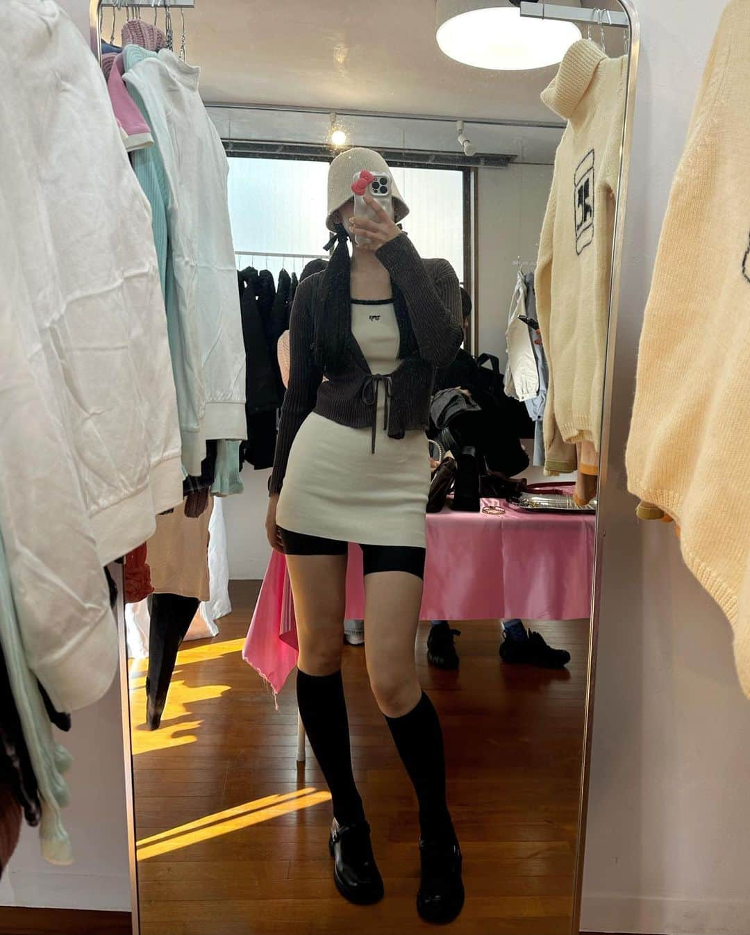 伊藤友奈さんのインスタグラム写真 - (伊藤友奈Instagram)「@pourelles.boutique  先程pop up行ってきたよ！ 今日から数日間、 遅い時間までやってるみたい！ max maraのヴィンテージニット買った そして着て帰る🚶‍♀️ 可愛すぎたからぜひ〜❤️‍🔥  #pourelles#下北沢古着 #tanpenton#下北沢カフェ#下北沢バー #都内ポップアップ#ショートフィルムカフェ #古着ファッション#古着コーデ #y2kコーデ#カジュアルガーリーコーデ」10月6日 17時31分 - youna.ito