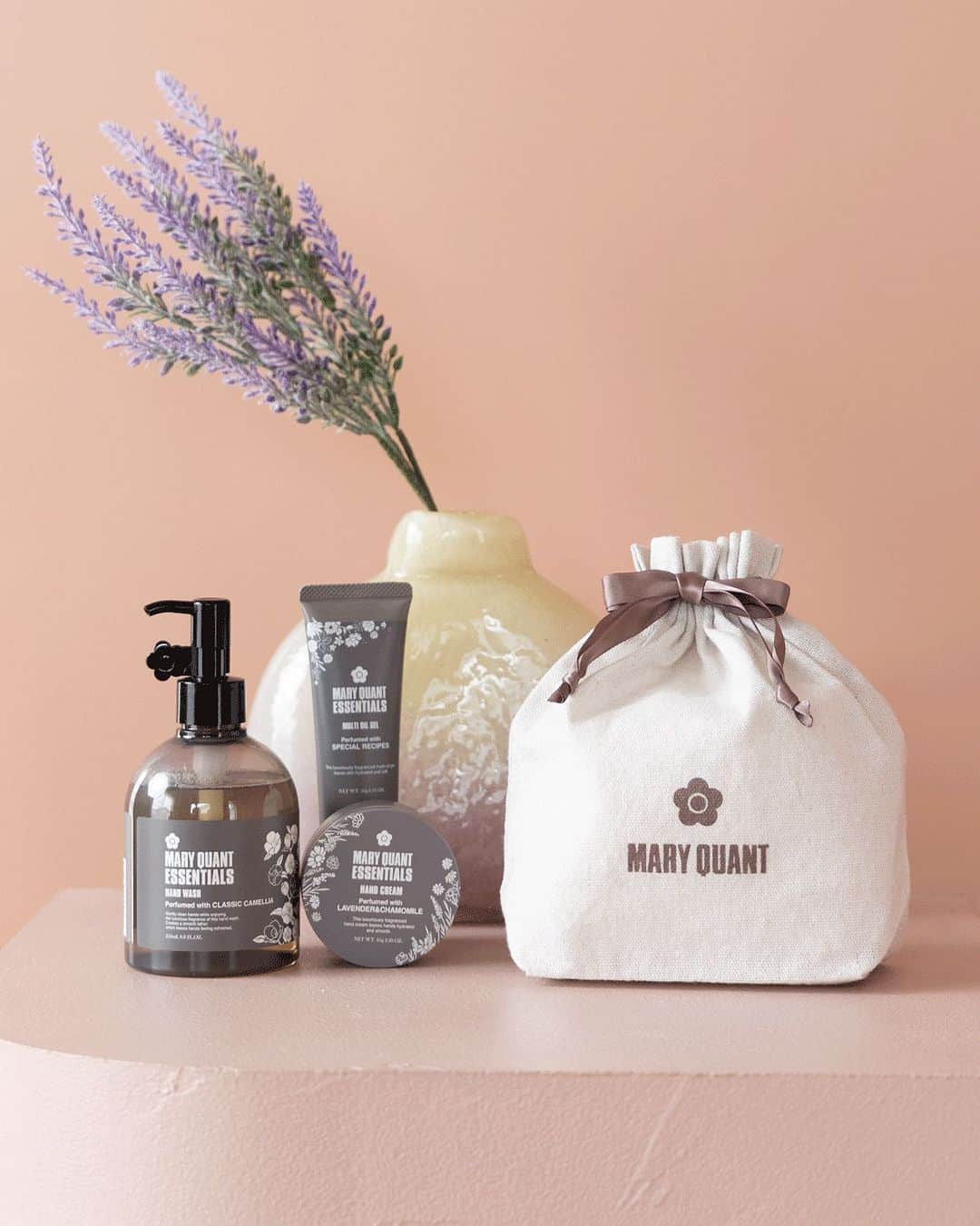 MARY QUANT officialのインスタグラム：「- ESSENTIALS CAMPAIGN 2023 ～エッセンシャルズ発売記念キャンペーン～  - 期間中 エッセンシャルズシリーズのコスメ商品を含み 税込8,800円以上お買い上げいただいたお客様に #MARYQUANTコットン巾着 をプレゼント！ - 期間：10/6＜Fri＞～10/31＜Tue＞ - MARY QUANTコットン巾着 について ・再生コットンを使用した巾着   バッグの中身整理 旅行などにも便利なサイズです ・マチがありコスメや小物など様々なアイテムを  入れることができます - ※期間中1回のお買い物に限り おひとり様1個のみ   なくなり次第終了とさせていただきます ※ご予約・お取り置きは承っておりません ※デザイン、色、仕様は実物と若干異なる場合が   ございます ※画像はイメージです　   巾着以外はプレゼントに含まれません - #MARYQUANT #NEWITEMS  #ESSENTIALS - #マリークヮント #キャンペーン #エッセンシャルズ #MQエッセンシャルズ #マリークヮントエッセンシャルズ」