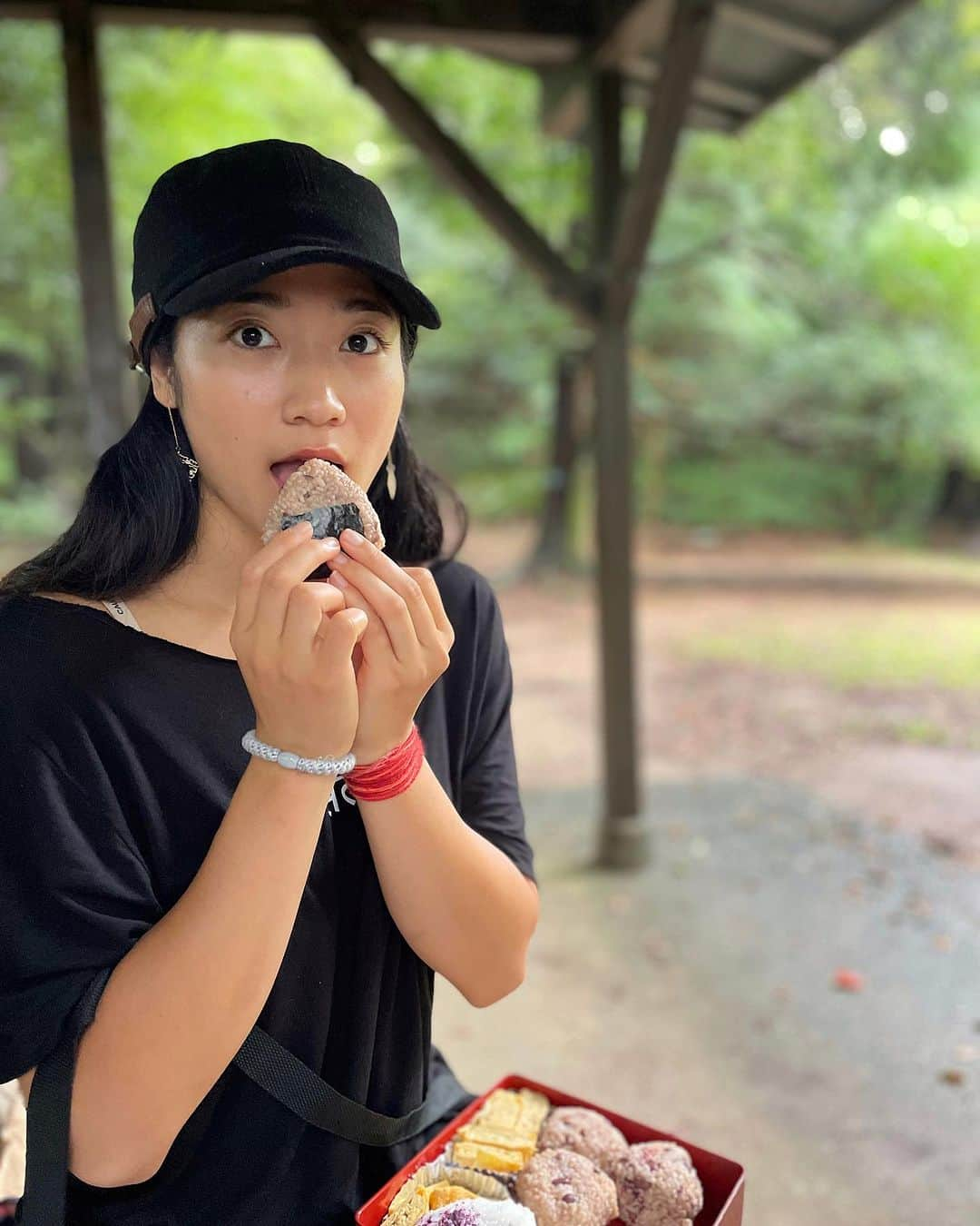 大野南香さんのインスタグラム写真 - (大野南香Instagram)「* Rainy picnic day ☔️🍙 Bento box with onigiri Brown rice onigiri for my mother and me and white rice for my father 😄  I wanted to climb mountains (because I missed them so much in copenhagen) but it was a rainy day so we went to little Komaki mountain.  Thank you my parents🫶  おにぎりもって山登り！  コペンハーゲンには山がないからとっても山が恋しくて、 だけどちょうどその日雨だったから 小さい小牧山にいってきた  私とお母さんように玄米おにぎり、 お父さんには白米を。  お友達自家製の梅干しとゆかり入れたり、 パリで買ったキクイモ味噌でナス味噌作ってみた  やっぱりピクニックってるんるんするー！  #everydayhappy ☺︎  #onigiri #picnic」10月6日 17時27分 - minaka_official