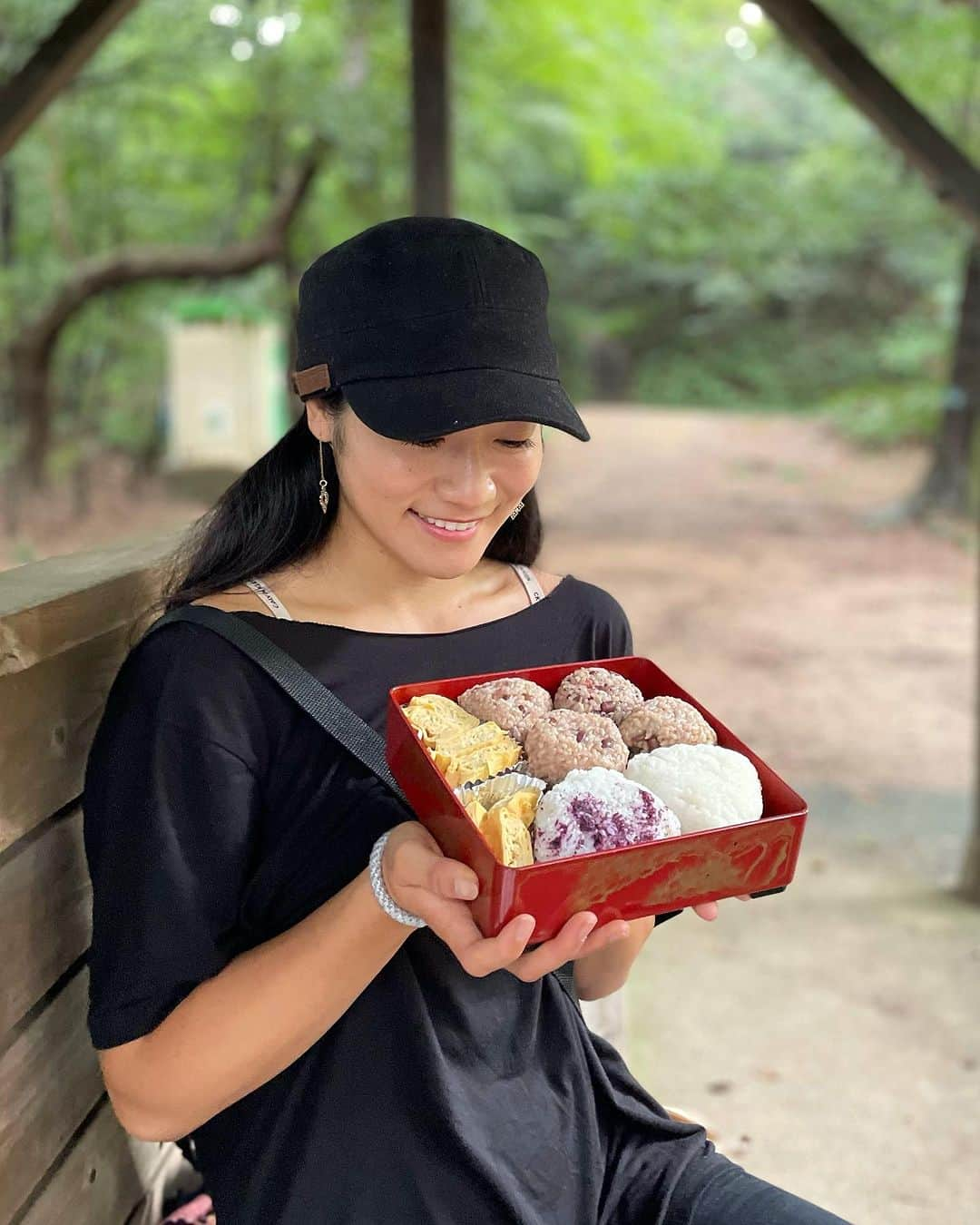 大野南香のインスタグラム：「* Rainy picnic day ☔️🍙 Bento box with onigiri Brown rice onigiri for my mother and me and white rice for my father 😄  I wanted to climb mountains (because I missed them so much in copenhagen) but it was a rainy day so we went to little Komaki mountain.  Thank you my parents🫶  おにぎりもって山登り！  コペンハーゲンには山がないからとっても山が恋しくて、 だけどちょうどその日雨だったから 小さい小牧山にいってきた  私とお母さんように玄米おにぎり、 お父さんには白米を。  お友達自家製の梅干しとゆかり入れたり、 パリで買ったキクイモ味噌でナス味噌作ってみた  やっぱりピクニックってるんるんするー！  #everydayhappy ☺︎  #onigiri #picnic」