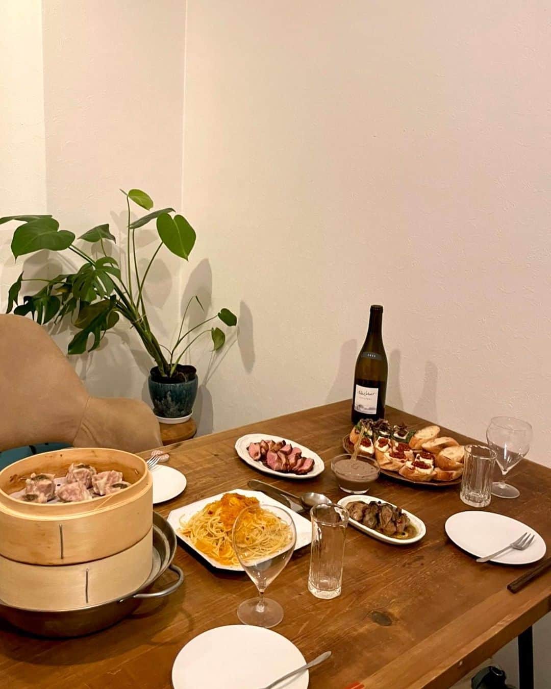 椎名美月さんのインスタグラム写真 - (椎名美月Instagram)「昨日のおもてなしご飯🍷 たまちゃん、しおりんの誕生日祝いを #ミツキご飯 で おうち開催しました💫  ワインに合わせて作ったのは、  ・蟹味噌シュウマイ(レシピ本p.98アレンジ) ・からすみパスタ ・合鴨ロースト 赤ワインソース ・かきのオイル漬け(p.107) ・レバーペースト(p.83) ・いくらとカマンベール、秋刀魚のコンフィでカナッペ  蟹味噌シュウマイは、豚細切れ肉を叩いてミンチに。カニカマをたっぷり入れ、中央に蟹味噌を入れて蒸しました♨️ からすみパスタは、ペペロンチーノの作り方で 最後にからすみを入れて麺と絡める。そして上にたっぷりとからすみをかけました。来年もからすみパスタ食べたいので今年もからすみ仕込む！ 鴨肉は、以前お肉買いに行った際、合鴨と書かれたメニューボードがありずっと気になっていたのを遂にゲット！(食肉卸売業者でメニューが手書きボード) 下処理もされていたので楽ちんで、とっても美味しかった…絶対リピート。 ソースは、赤ワイン、醤油、蜂蜜、バルサミコを煮詰めました。 そして、ワインに合わせる料理、おもてなしご飯と言ったら！レバーペースト、かきのオイル漬け。 レバーペーストはハードル高いと思いがちですが、30分程で作れた(漬け込み時間除く)し、普段おうちでワイン飲む日に作ると幸せ度上がります😊 ワァ！っと驚かれる、おもてなしご飯にぴったりなのでぜひ作ってみてください😊 「フライパン1つでできる美月のモデル飯」に載っています📕  最後はふたりとの鏡越しショット💫 改めておめでとう〜！！㊗️㊗️㊗️  #フライパン1つでできる美月のモデル飯 #ワイン会 #カラスミパスタ #合鴨ロースト  多分、今のおうちでお招きご飯するのも2人が最後🏠」10月6日 17時27分 - mitsuki__shiina