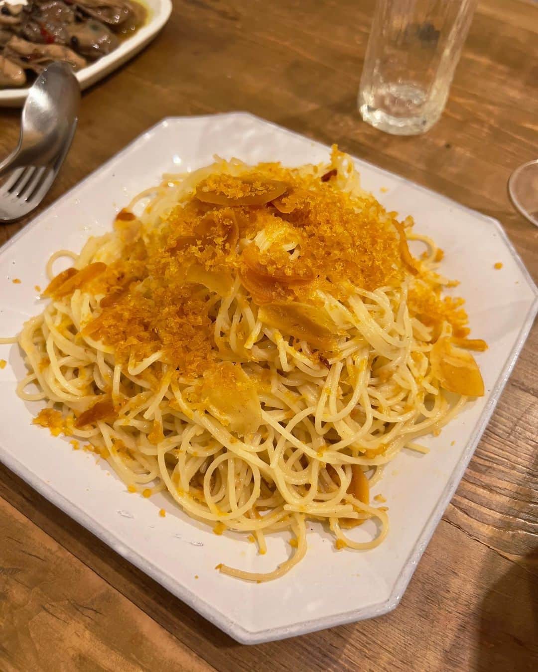 椎名美月さんのインスタグラム写真 - (椎名美月Instagram)「昨日のおもてなしご飯🍷 たまちゃん、しおりんの誕生日祝いを #ミツキご飯 で おうち開催しました💫  ワインに合わせて作ったのは、  ・蟹味噌シュウマイ(レシピ本p.98アレンジ) ・からすみパスタ ・合鴨ロースト 赤ワインソース ・かきのオイル漬け(p.107) ・レバーペースト(p.83) ・いくらとカマンベール、秋刀魚のコンフィでカナッペ  蟹味噌シュウマイは、豚細切れ肉を叩いてミンチに。カニカマをたっぷり入れ、中央に蟹味噌を入れて蒸しました♨️ からすみパスタは、ペペロンチーノの作り方で 最後にからすみを入れて麺と絡める。そして上にたっぷりとからすみをかけました。来年もからすみパスタ食べたいので今年もからすみ仕込む！ 鴨肉は、以前お肉買いに行った際、合鴨と書かれたメニューボードがありずっと気になっていたのを遂にゲット！(食肉卸売業者でメニューが手書きボード) 下処理もされていたので楽ちんで、とっても美味しかった…絶対リピート。 ソースは、赤ワイン、醤油、蜂蜜、バルサミコを煮詰めました。 そして、ワインに合わせる料理、おもてなしご飯と言ったら！レバーペースト、かきのオイル漬け。 レバーペーストはハードル高いと思いがちですが、30分程で作れた(漬け込み時間除く)し、普段おうちでワイン飲む日に作ると幸せ度上がります😊 ワァ！っと驚かれる、おもてなしご飯にぴったりなのでぜひ作ってみてください😊 「フライパン1つでできる美月のモデル飯」に載っています📕  最後はふたりとの鏡越しショット💫 改めておめでとう〜！！㊗️㊗️㊗️  #フライパン1つでできる美月のモデル飯 #ワイン会 #カラスミパスタ #合鴨ロースト  多分、今のおうちでお招きご飯するのも2人が最後🏠」10月6日 17時27分 - mitsuki__shiina