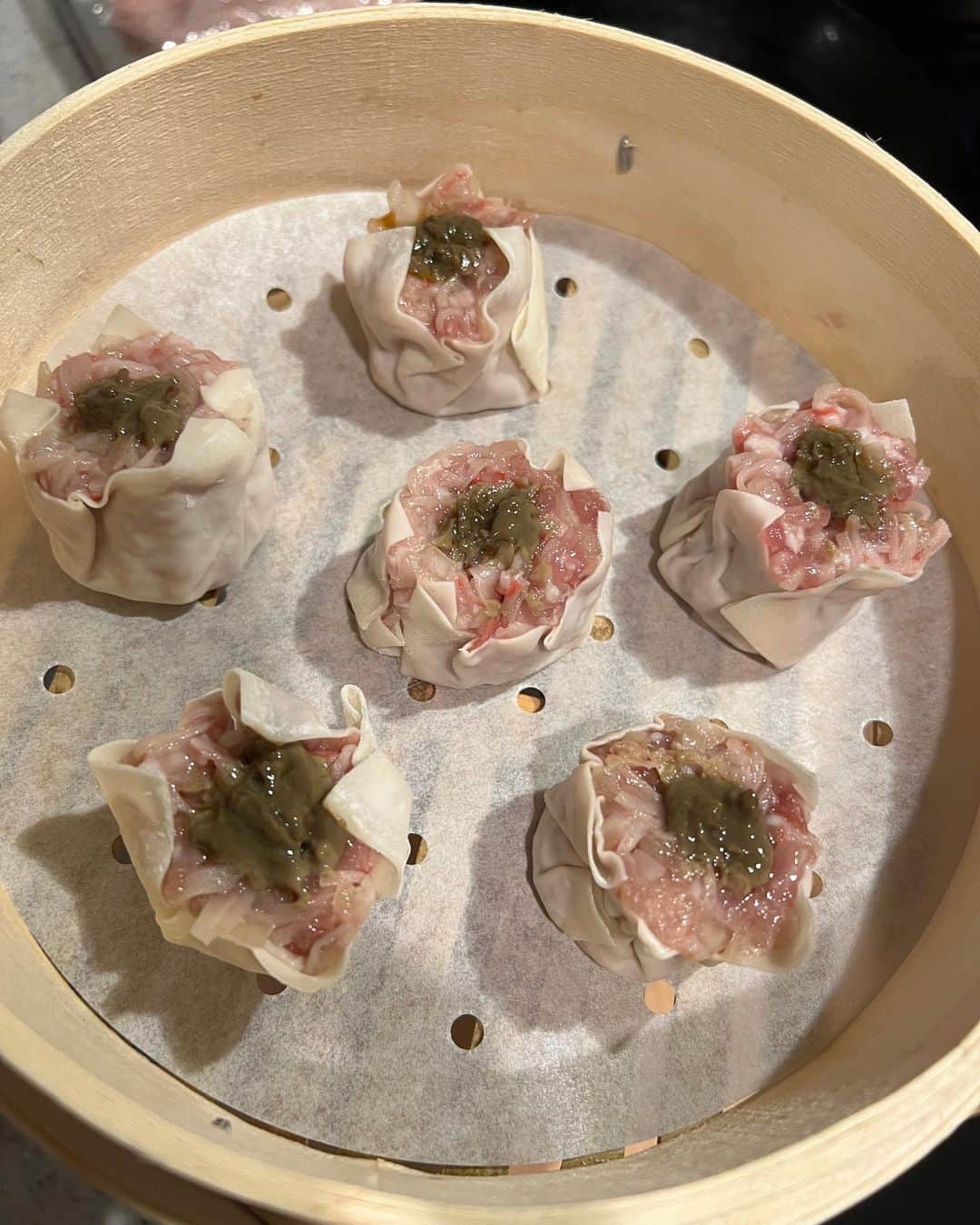 椎名美月さんのインスタグラム写真 - (椎名美月Instagram)「昨日のおもてなしご飯🍷 たまちゃん、しおりんの誕生日祝いを #ミツキご飯 で おうち開催しました💫  ワインに合わせて作ったのは、  ・蟹味噌シュウマイ(レシピ本p.98アレンジ) ・からすみパスタ ・合鴨ロースト 赤ワインソース ・かきのオイル漬け(p.107) ・レバーペースト(p.83) ・いくらとカマンベール、秋刀魚のコンフィでカナッペ  蟹味噌シュウマイは、豚細切れ肉を叩いてミンチに。カニカマをたっぷり入れ、中央に蟹味噌を入れて蒸しました♨️ からすみパスタは、ペペロンチーノの作り方で 最後にからすみを入れて麺と絡める。そして上にたっぷりとからすみをかけました。来年もからすみパスタ食べたいので今年もからすみ仕込む！ 鴨肉は、以前お肉買いに行った際、合鴨と書かれたメニューボードがありずっと気になっていたのを遂にゲット！(食肉卸売業者でメニューが手書きボード) 下処理もされていたので楽ちんで、とっても美味しかった…絶対リピート。 ソースは、赤ワイン、醤油、蜂蜜、バルサミコを煮詰めました。 そして、ワインに合わせる料理、おもてなしご飯と言ったら！レバーペースト、かきのオイル漬け。 レバーペーストはハードル高いと思いがちですが、30分程で作れた(漬け込み時間除く)し、普段おうちでワイン飲む日に作ると幸せ度上がります😊 ワァ！っと驚かれる、おもてなしご飯にぴったりなのでぜひ作ってみてください😊 「フライパン1つでできる美月のモデル飯」に載っています📕  最後はふたりとの鏡越しショット💫 改めておめでとう〜！！㊗️㊗️㊗️  #フライパン1つでできる美月のモデル飯 #ワイン会 #カラスミパスタ #合鴨ロースト  多分、今のおうちでお招きご飯するのも2人が最後🏠」10月6日 17時27分 - mitsuki__shiina