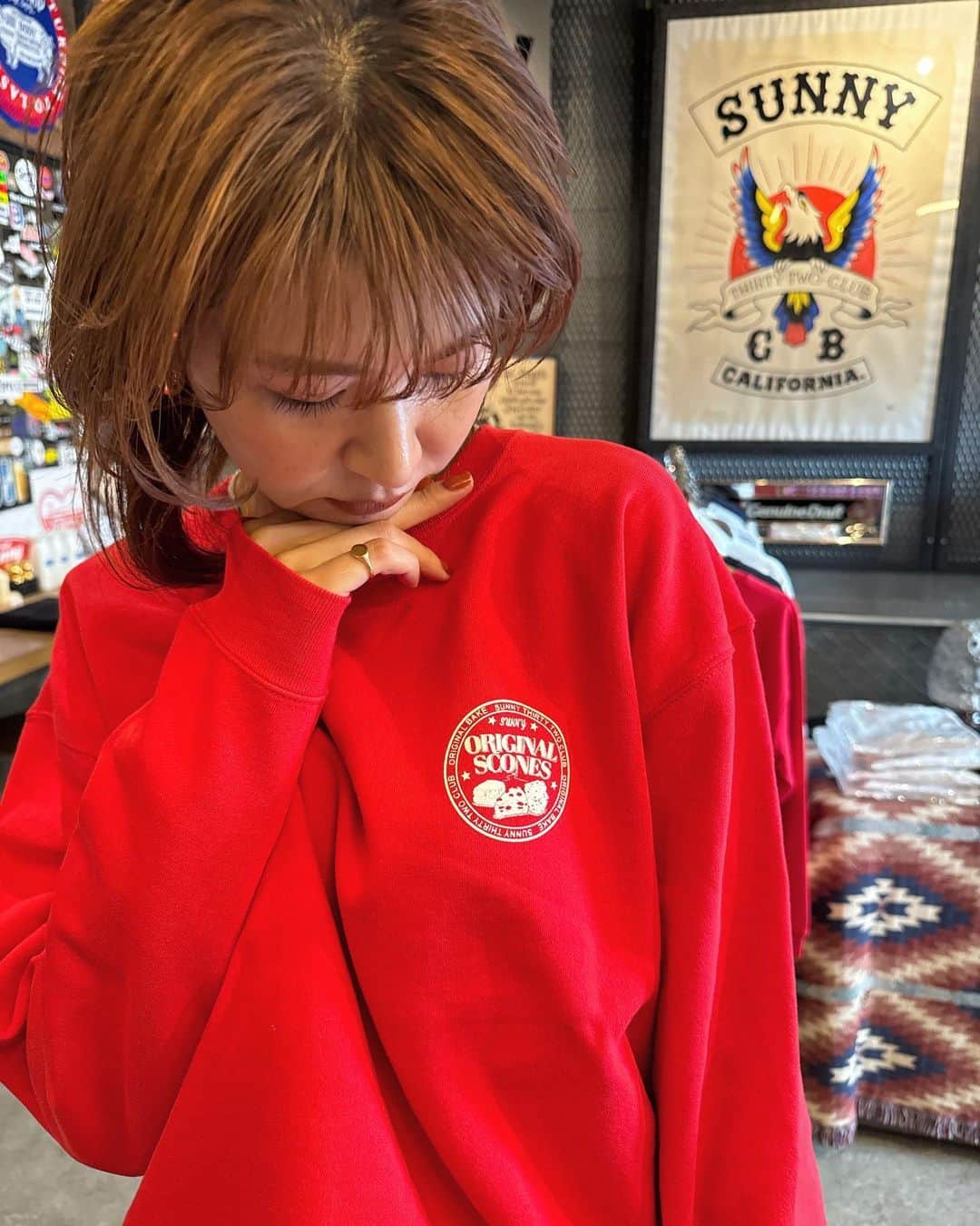 のインスタグラム：「. RED×White は一番sunnyっぽ❤️‍🔥 2XL着用 ( 裏起毛なし )」
